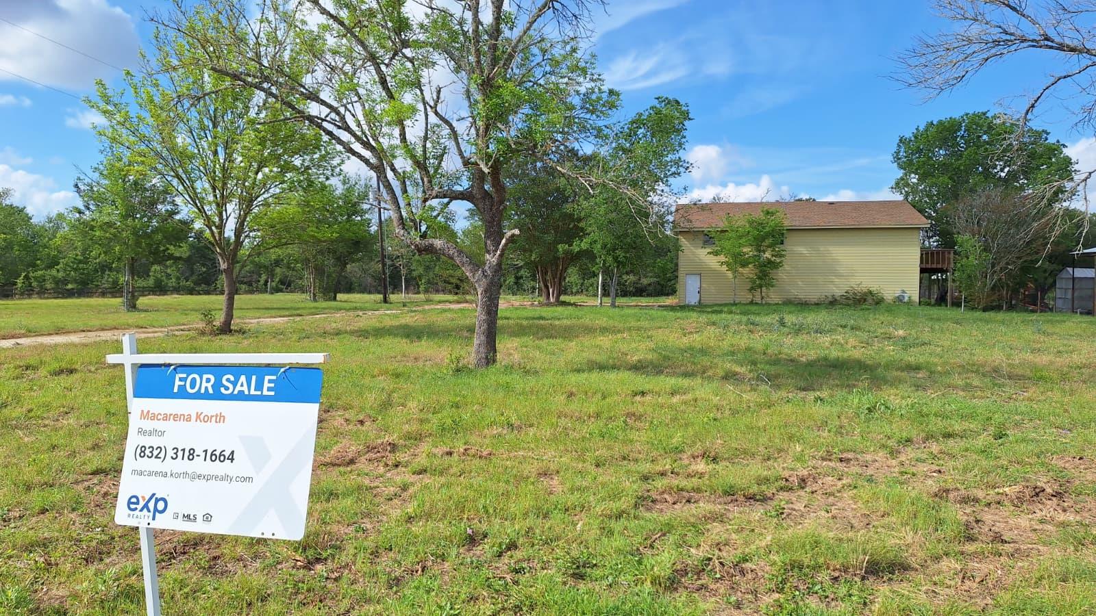 1284 Beaver Lake Dr, Caldwell, TX 77836