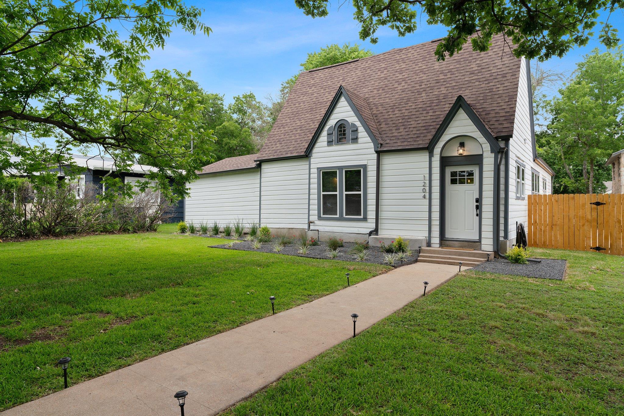 1204 E 13th St, Georgetown, TX 78626