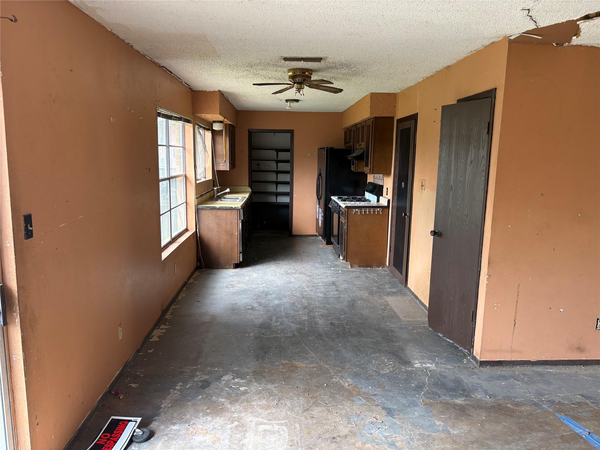 709 Drake Ln, Taylor, TX 76574