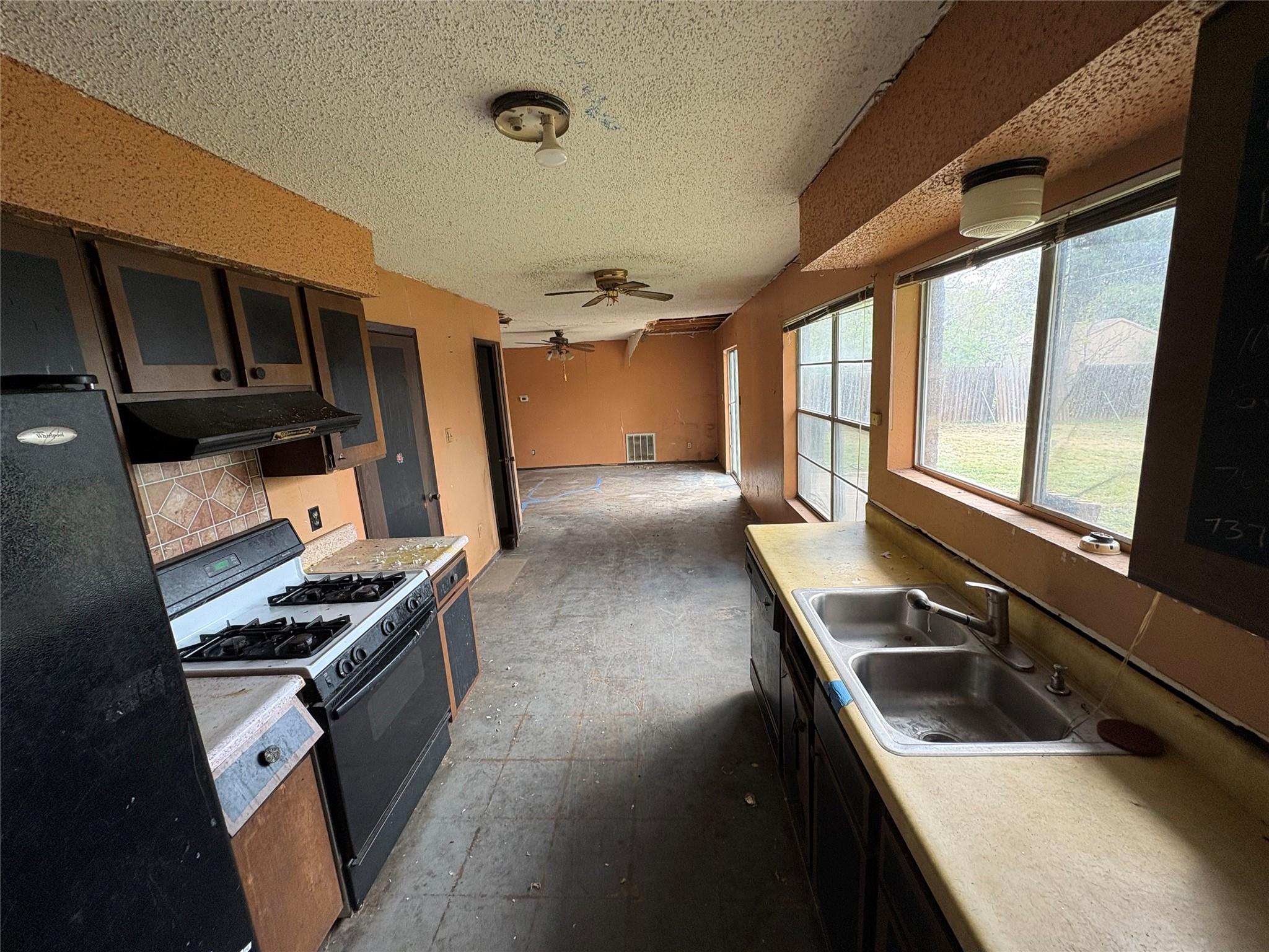 709 Drake Ln, Taylor, TX 76574