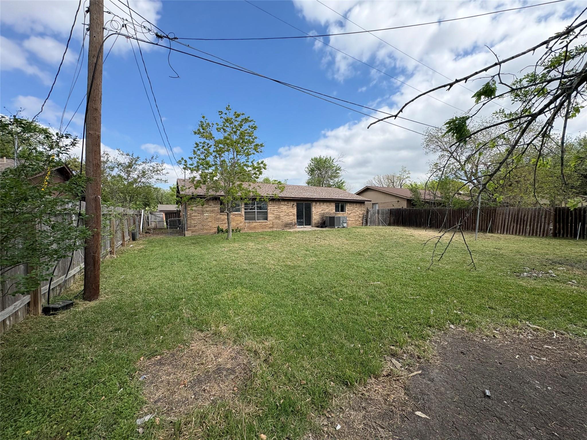 709 Drake Ln, Taylor, TX 76574