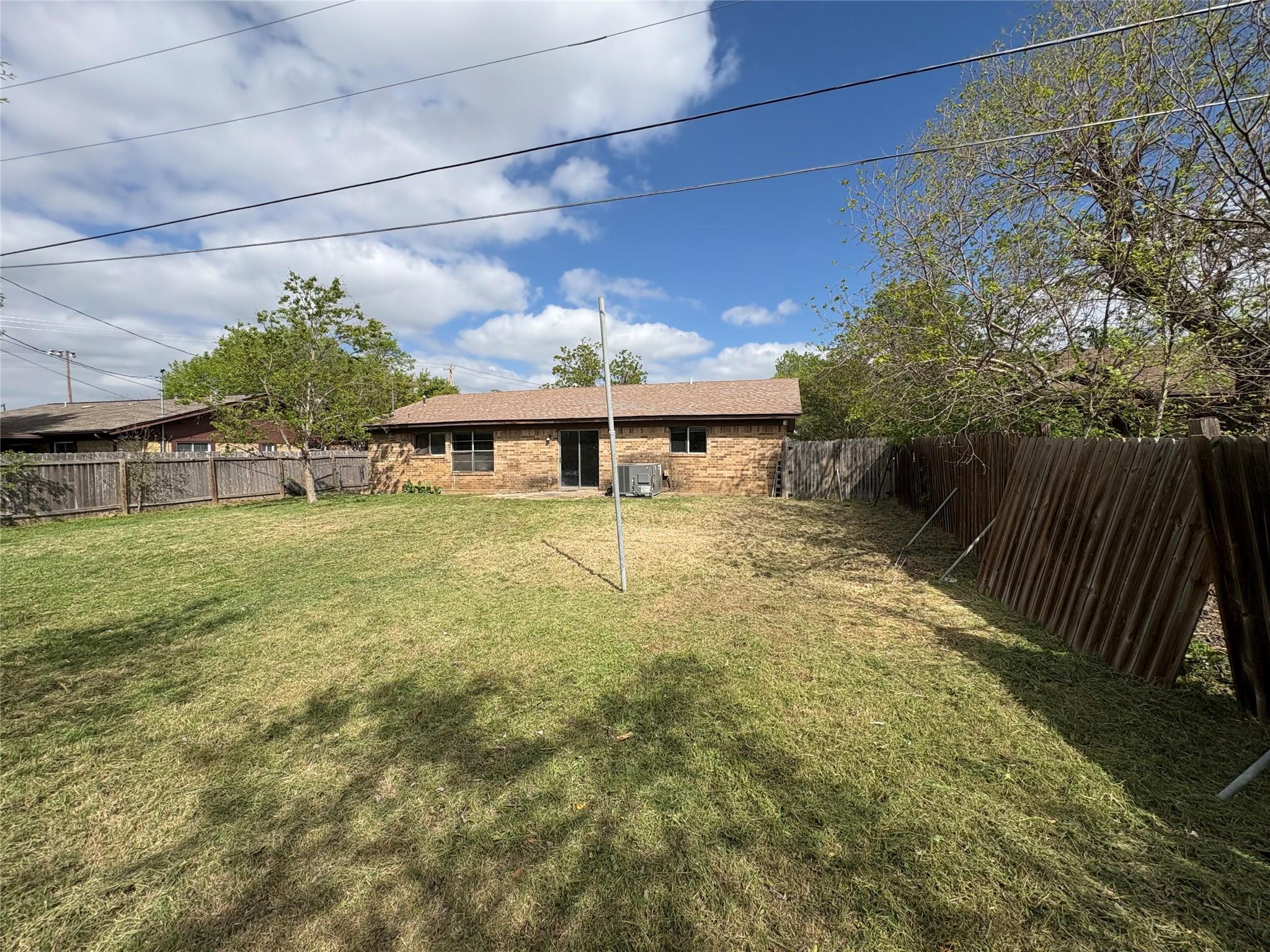 709 Drake Ln, Taylor, TX 76574