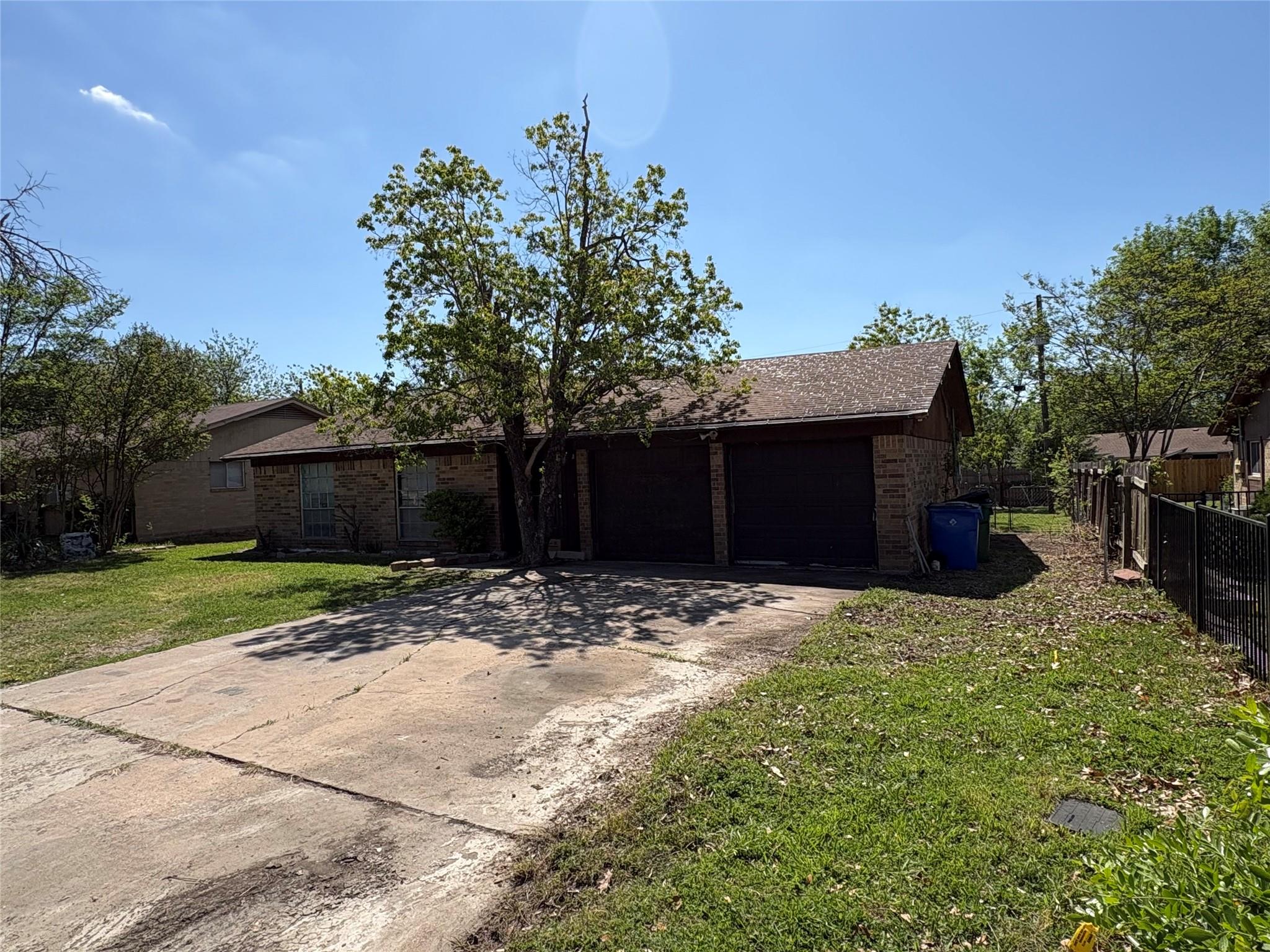 709 Drake Ln, Taylor, TX 76574