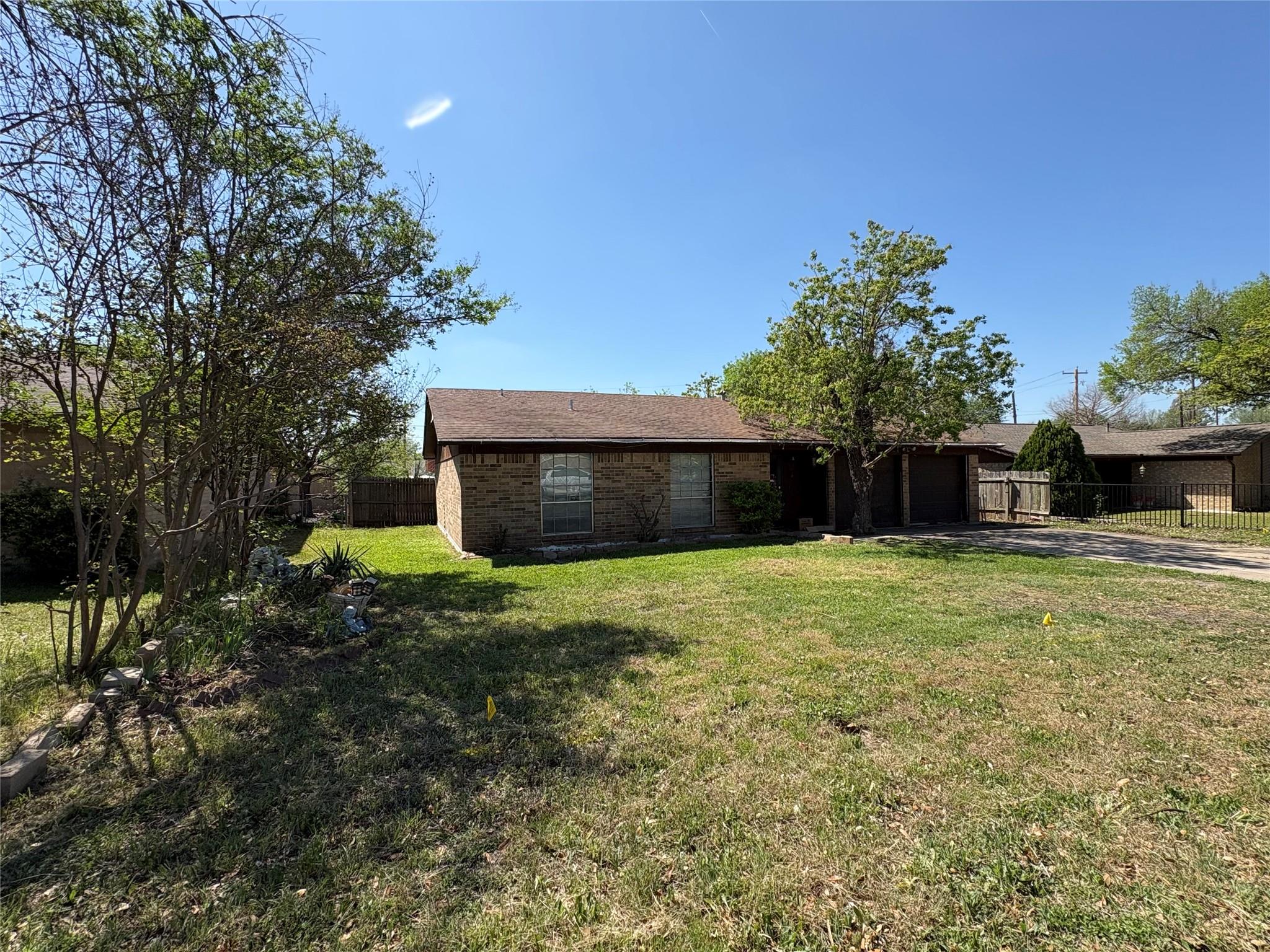 709 Drake Ln, Taylor, TX 76574