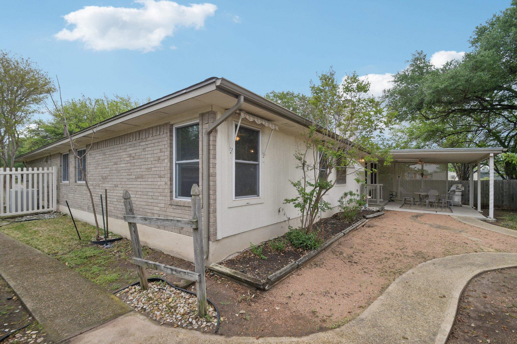 1300 Leah Ln, Round Rock, TX 78665