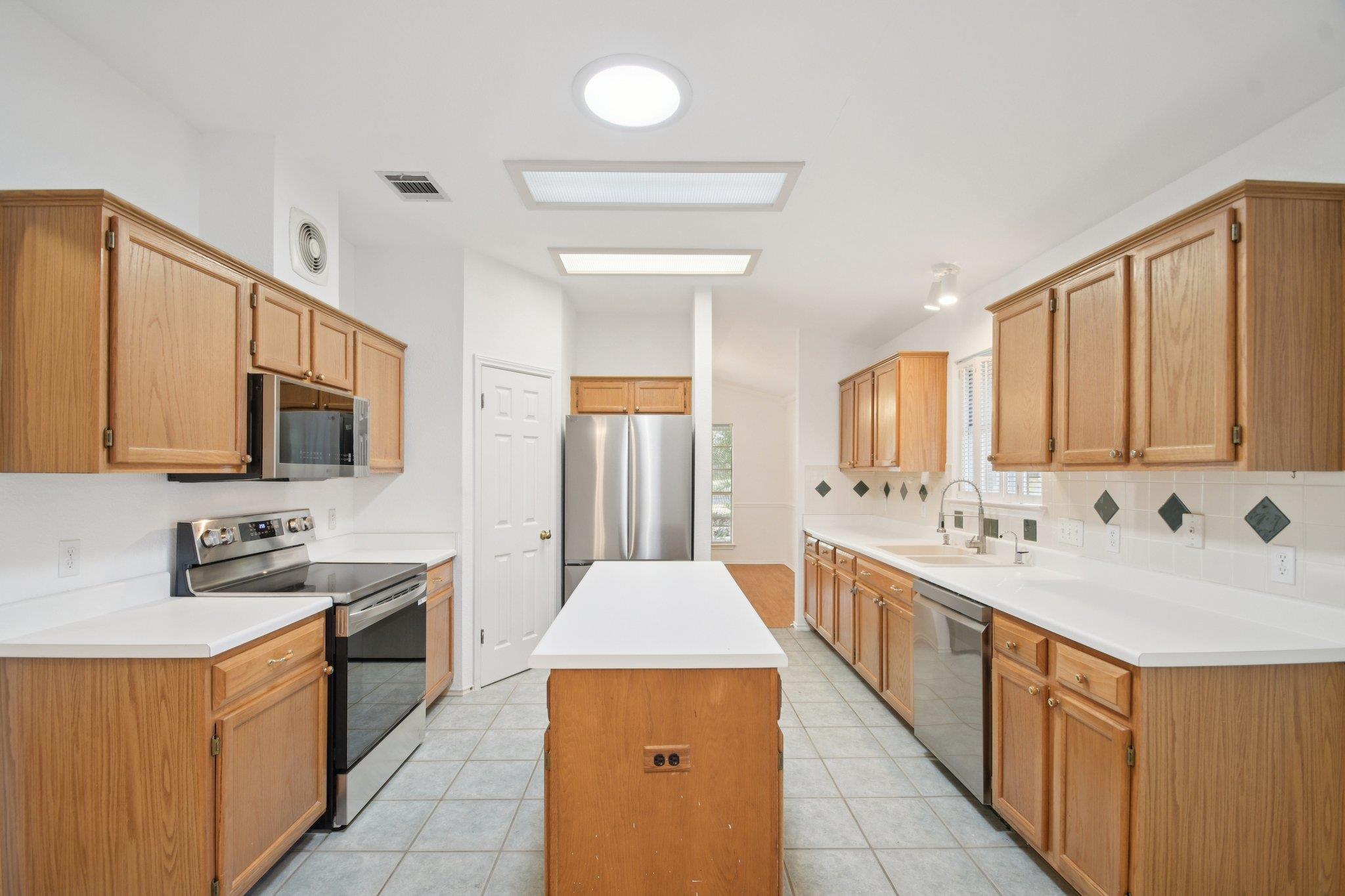 1300 Leah Ln, Round Rock, TX 78665