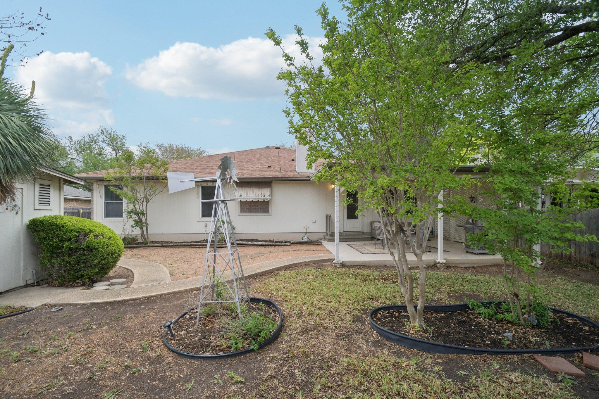 1300 Leah Ln, Round Rock, TX 78665