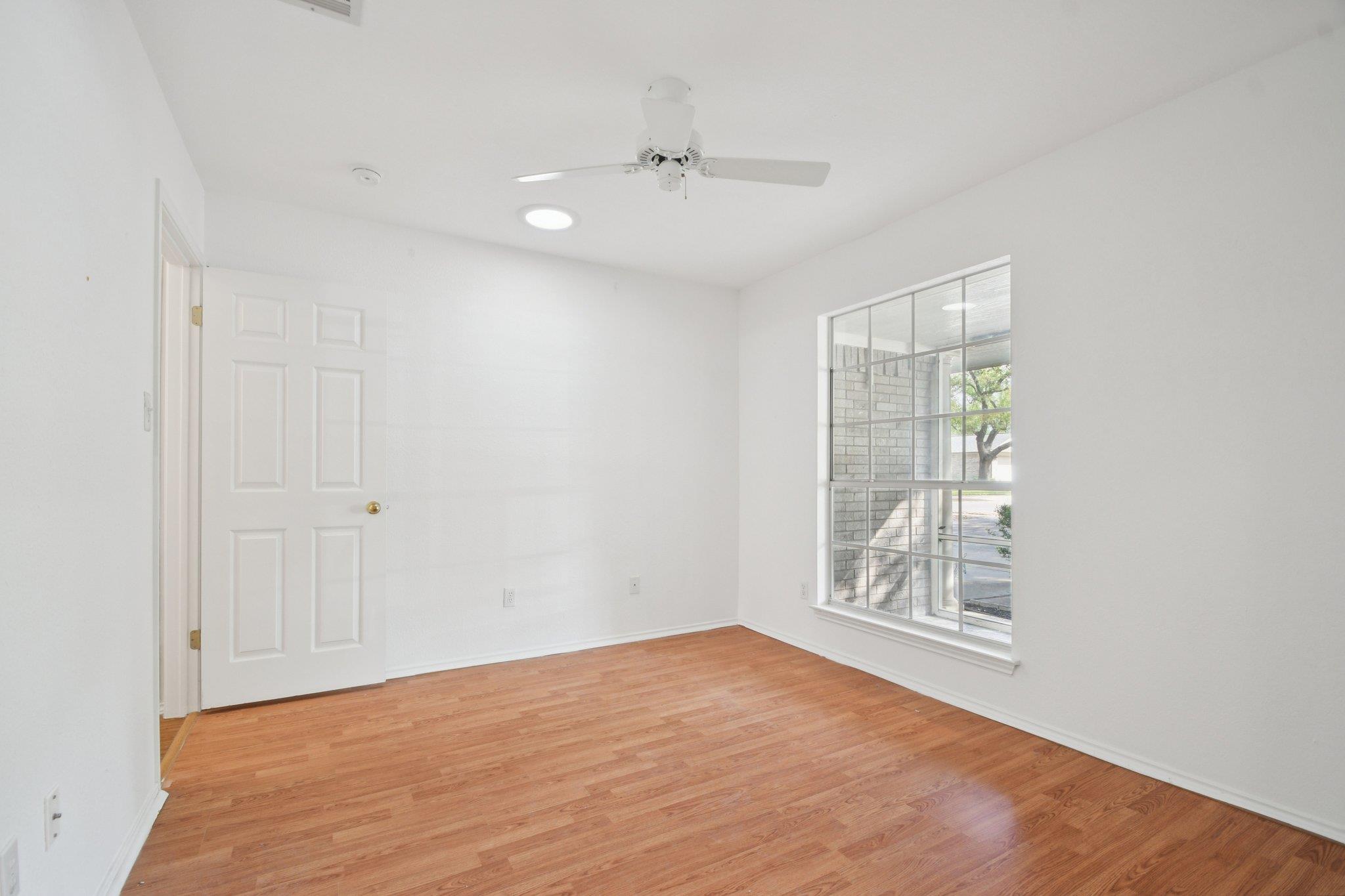 1300 Leah Ln, Round Rock, TX 78665