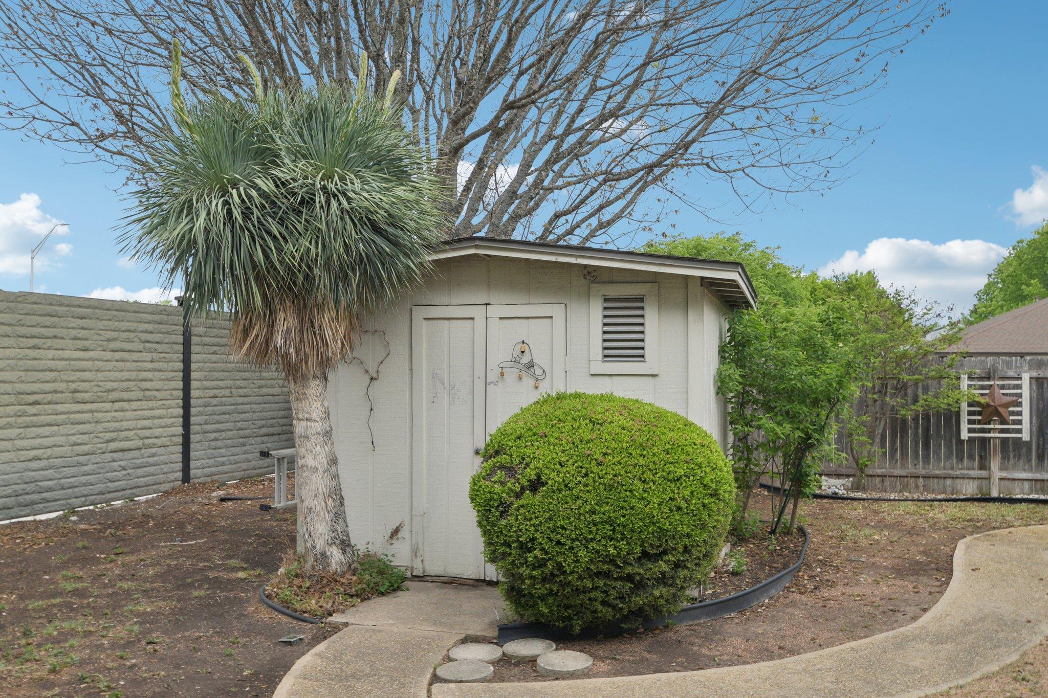 1300 Leah Ln, Round Rock, TX 78665