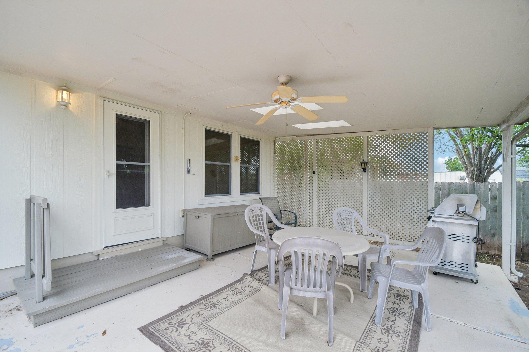 1300 Leah Ln, Round Rock, TX 78665