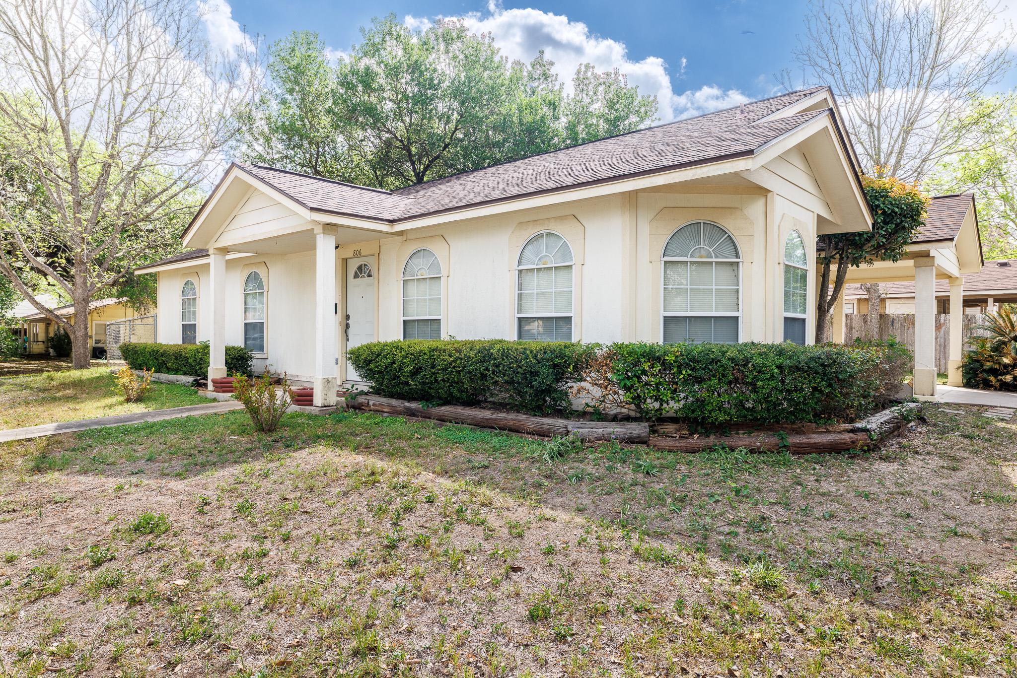 806 Saint Michael St, Gonzales, TX 78629