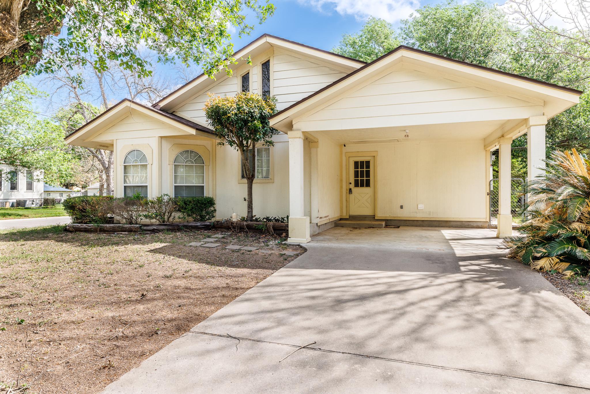 806 Saint Michael St, Gonzales, TX 78629