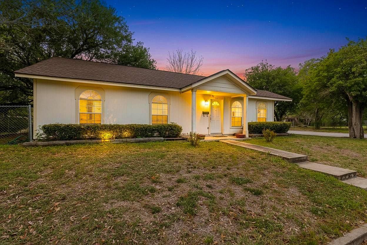 806 Saint Michael St, Gonzales, TX 78629
