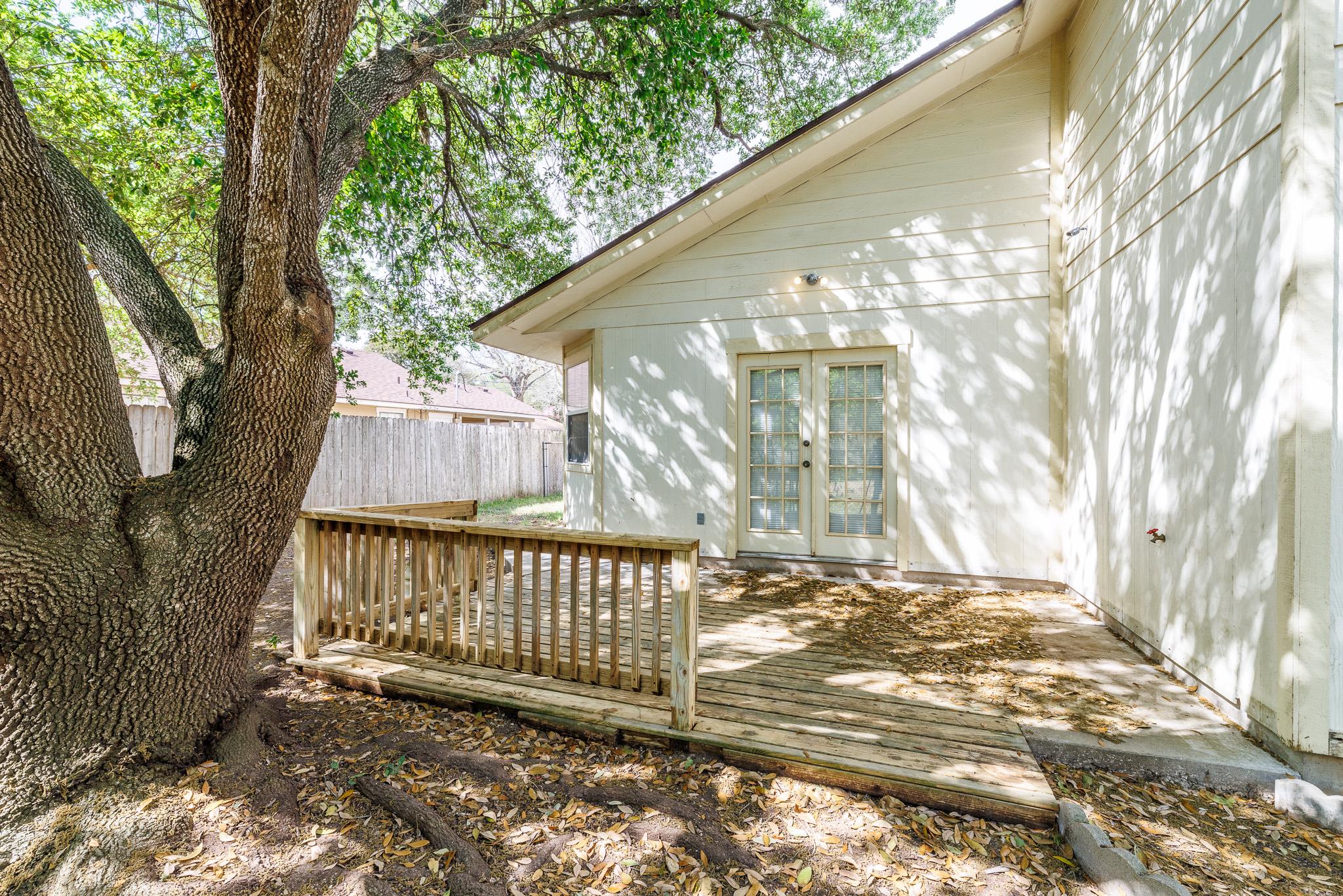 806 Saint Michael St, Gonzales, TX 78629