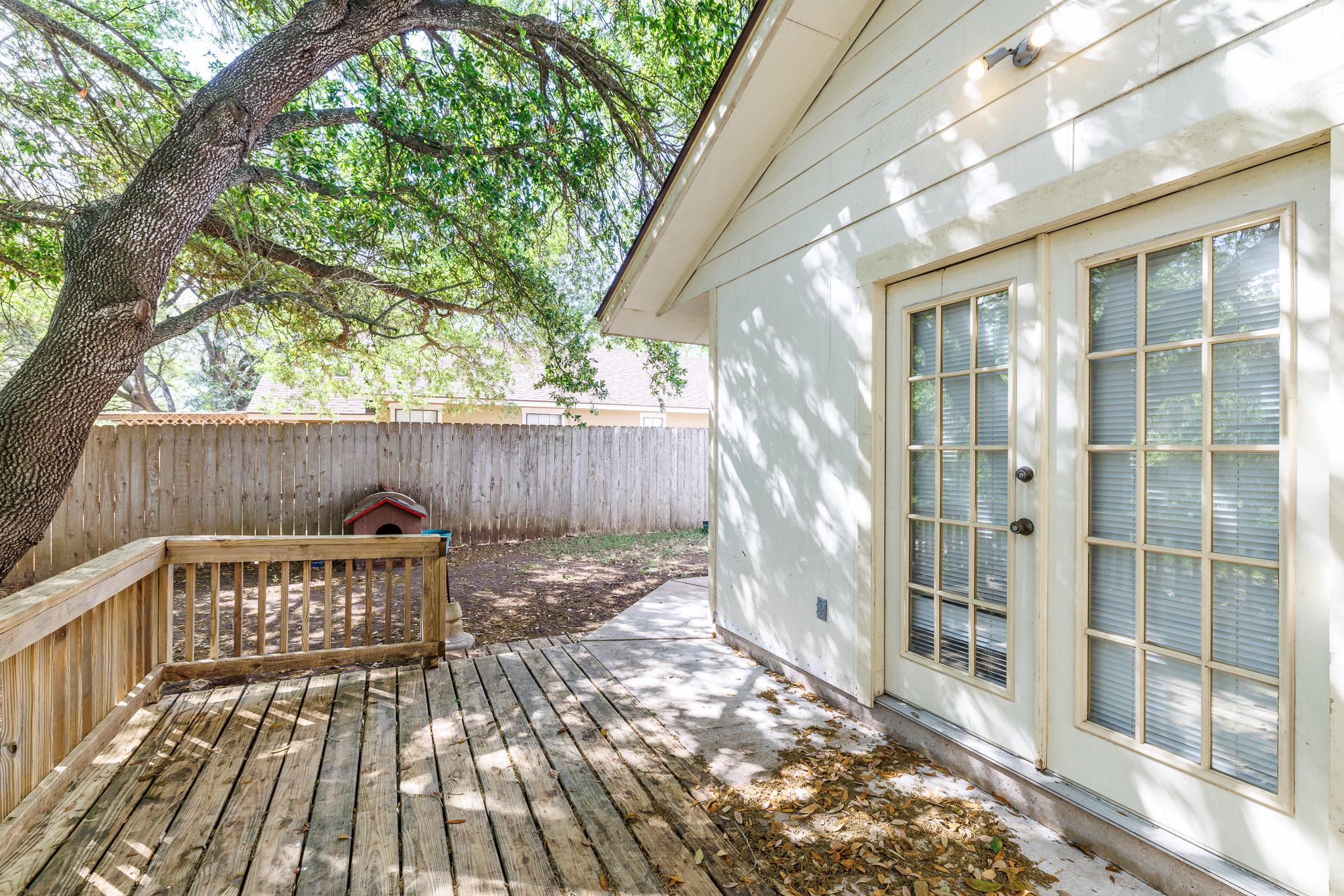 806 Saint Michael St, Gonzales, TX 78629