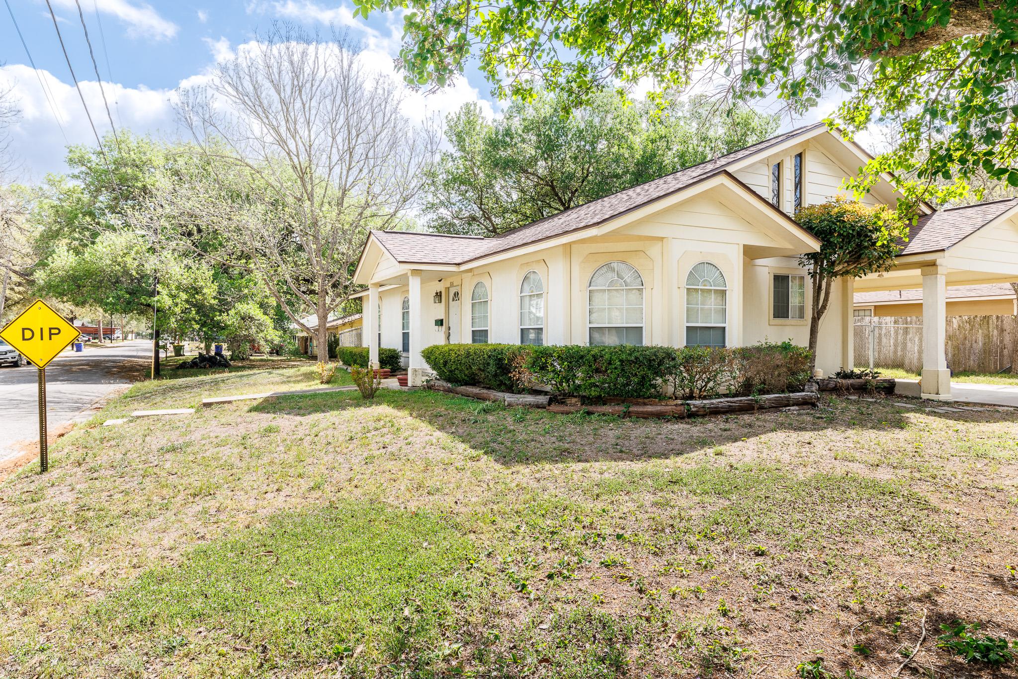 806 Saint Michael St, Gonzales, TX 78629