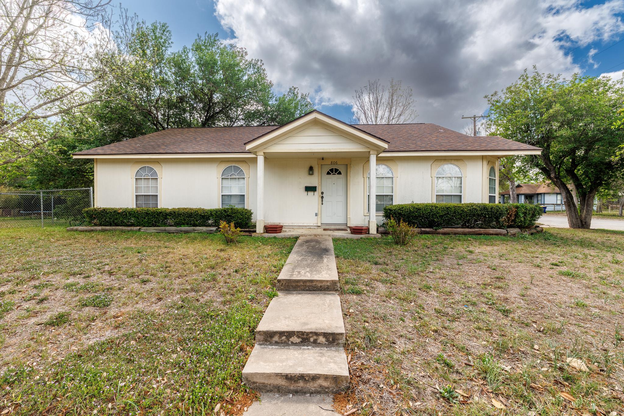 806 Saint Michael St, Gonzales, TX 78629