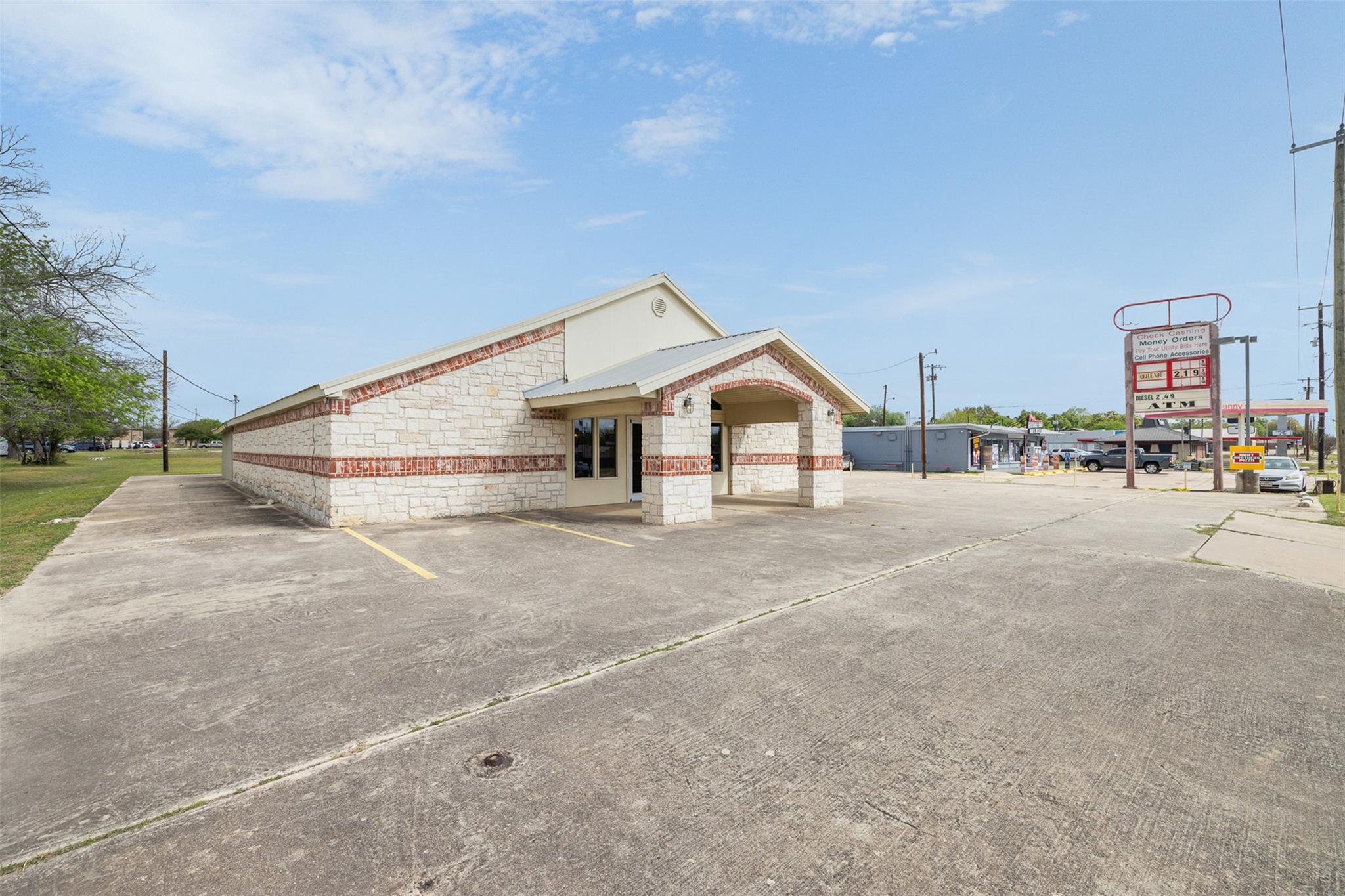 1306 W Cameron Ave, Rockdale, TX 76567