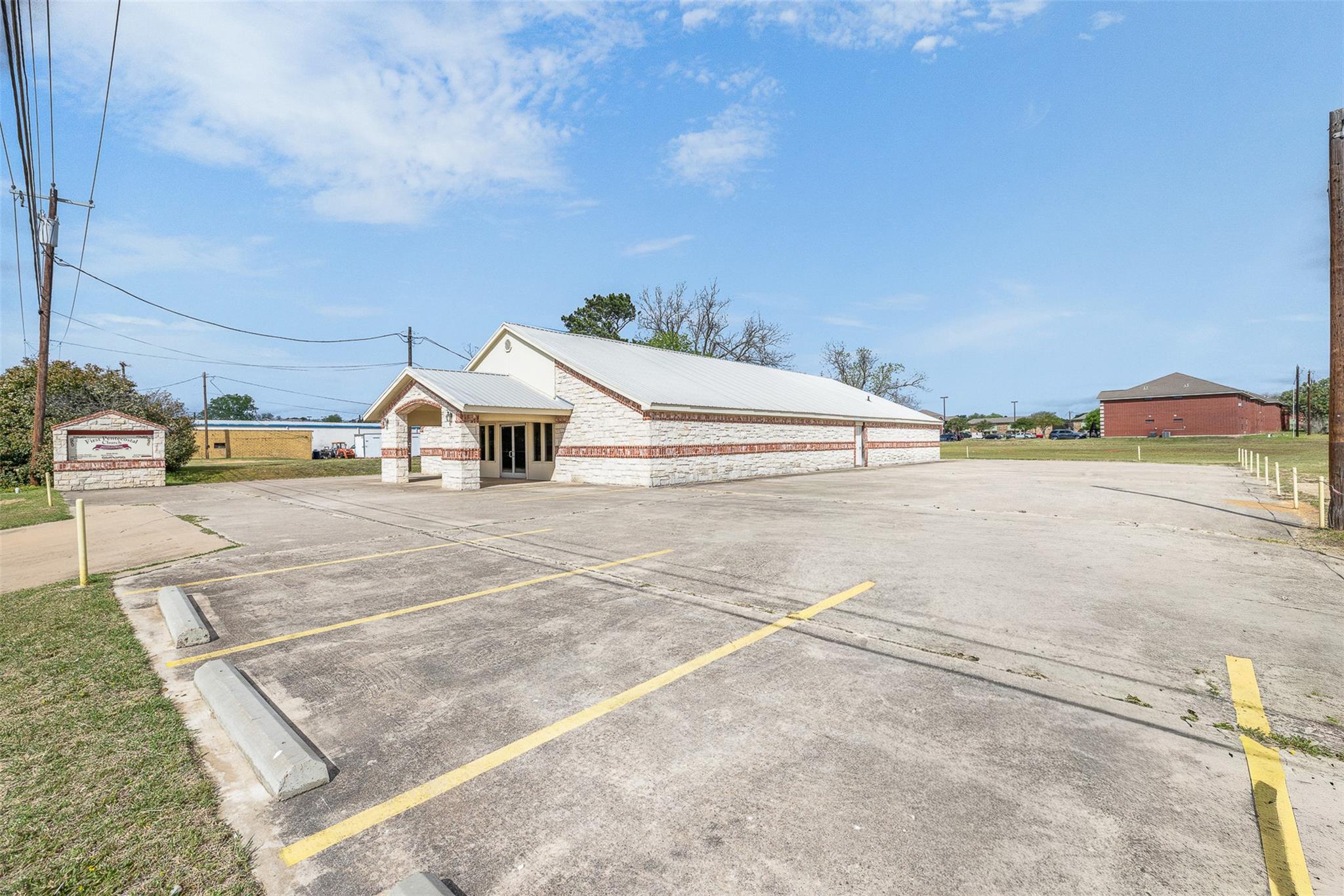 1306 W Cameron Ave, Rockdale, TX 76567