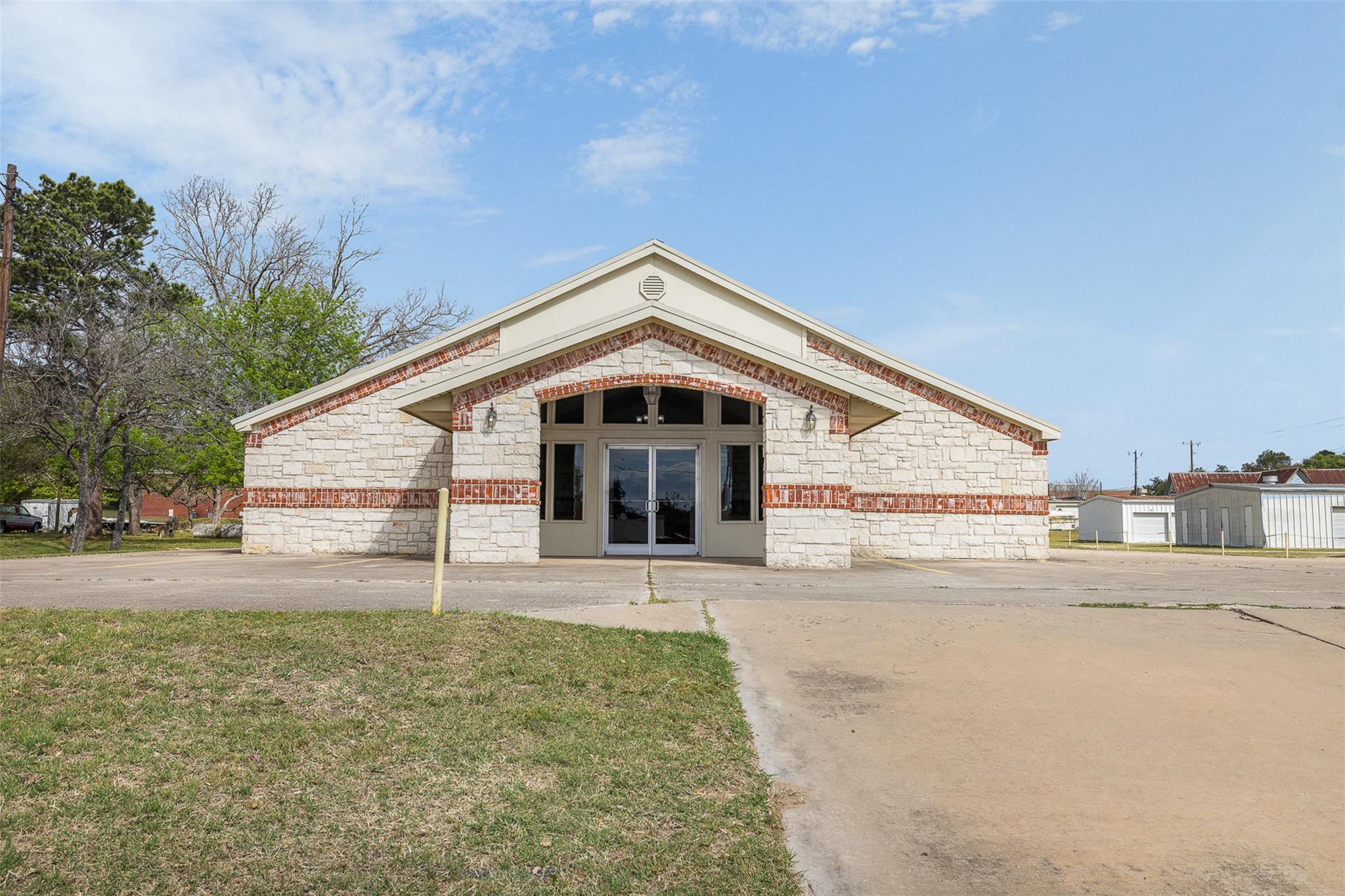 1306 W Cameron Ave, Rockdale, TX 76567