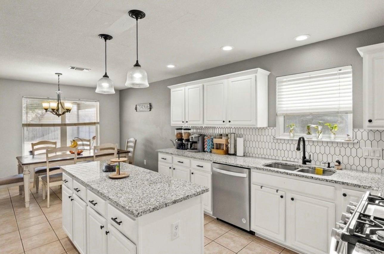 512 Mockingbird Ln, Lockhart, TX 78644