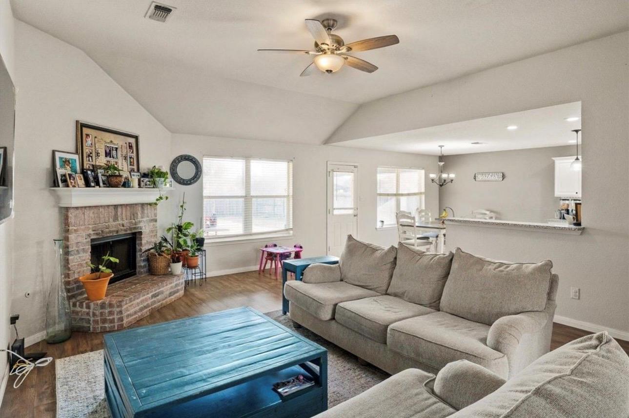 512 Mockingbird Ln, Lockhart, TX 78644