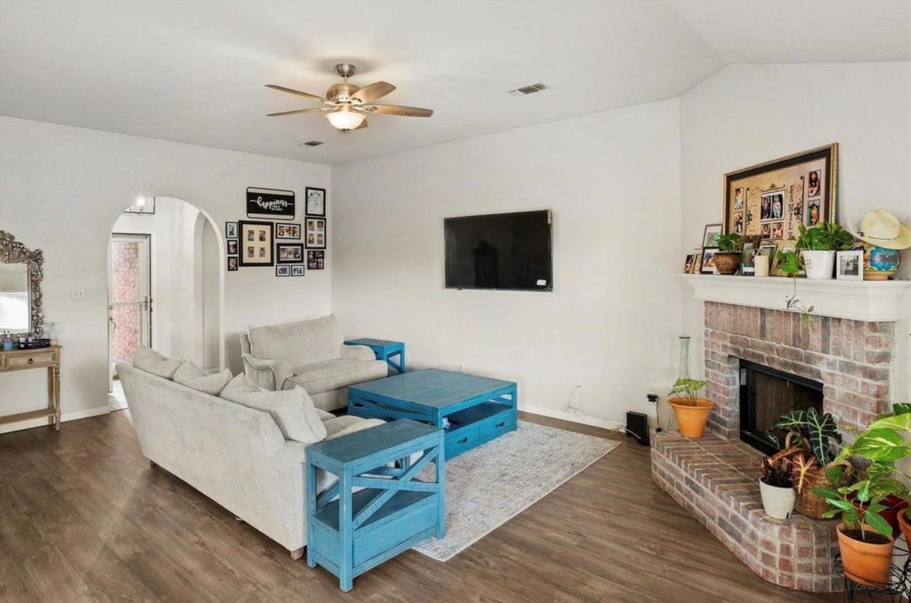 512 Mockingbird Ln, Lockhart, TX 78644