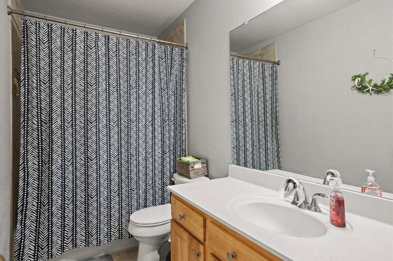 512 Mockingbird Ln, Lockhart, TX 78644