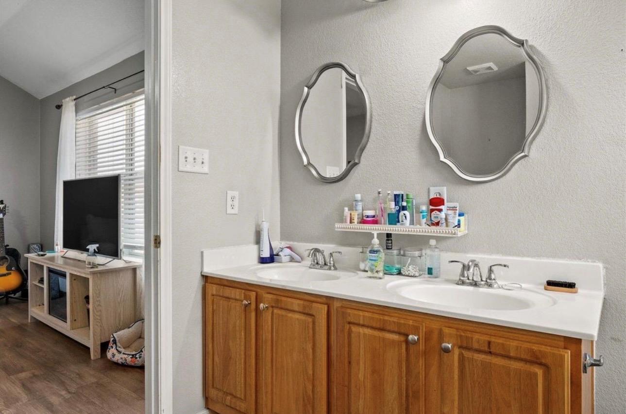 512 Mockingbird Ln, Lockhart, TX 78644