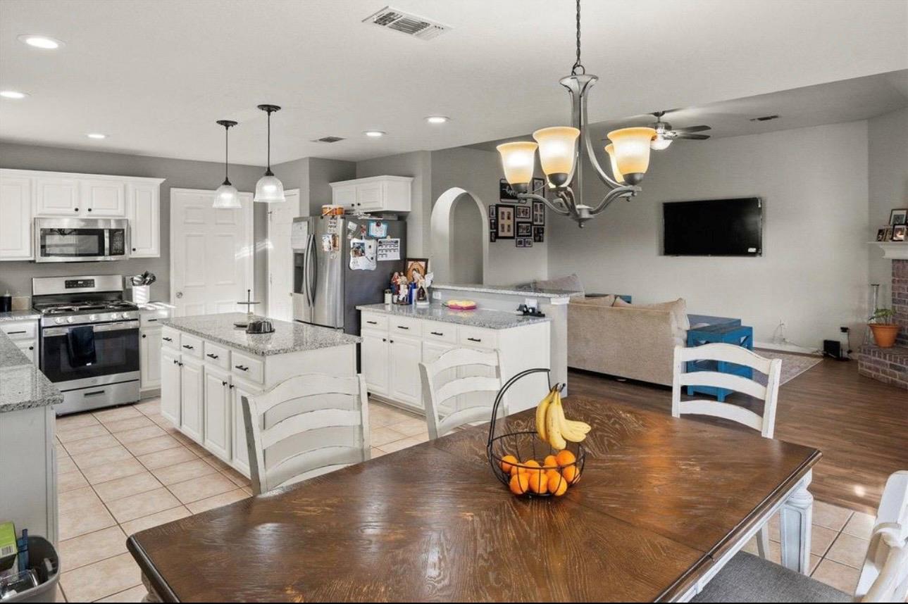 512 Mockingbird Ln, Lockhart, TX 78644