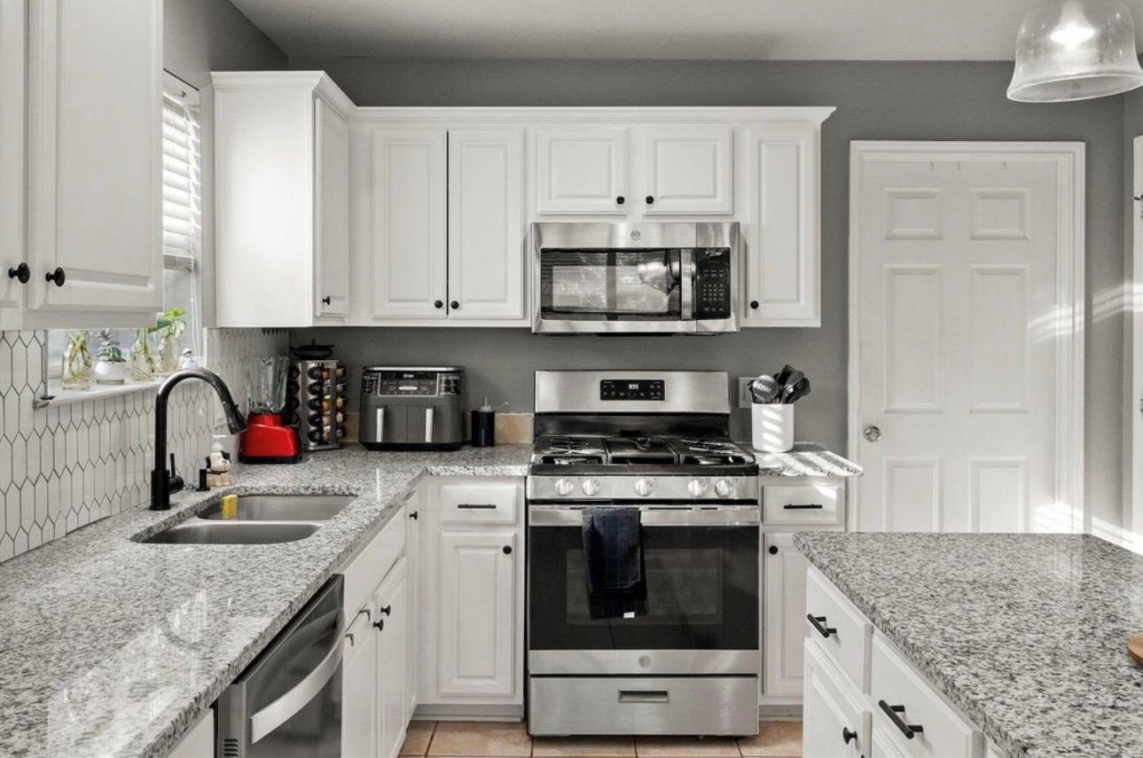 512 Mockingbird Ln, Lockhart, TX 78644