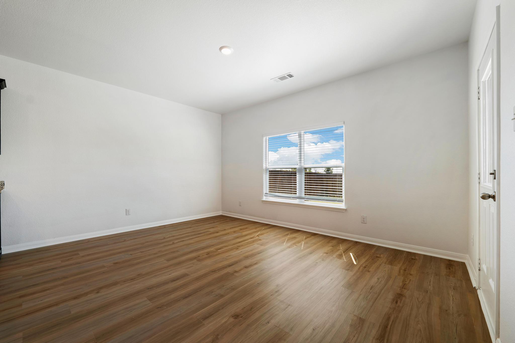 317 Crescent Park Dr, Jarrell, TX 76537