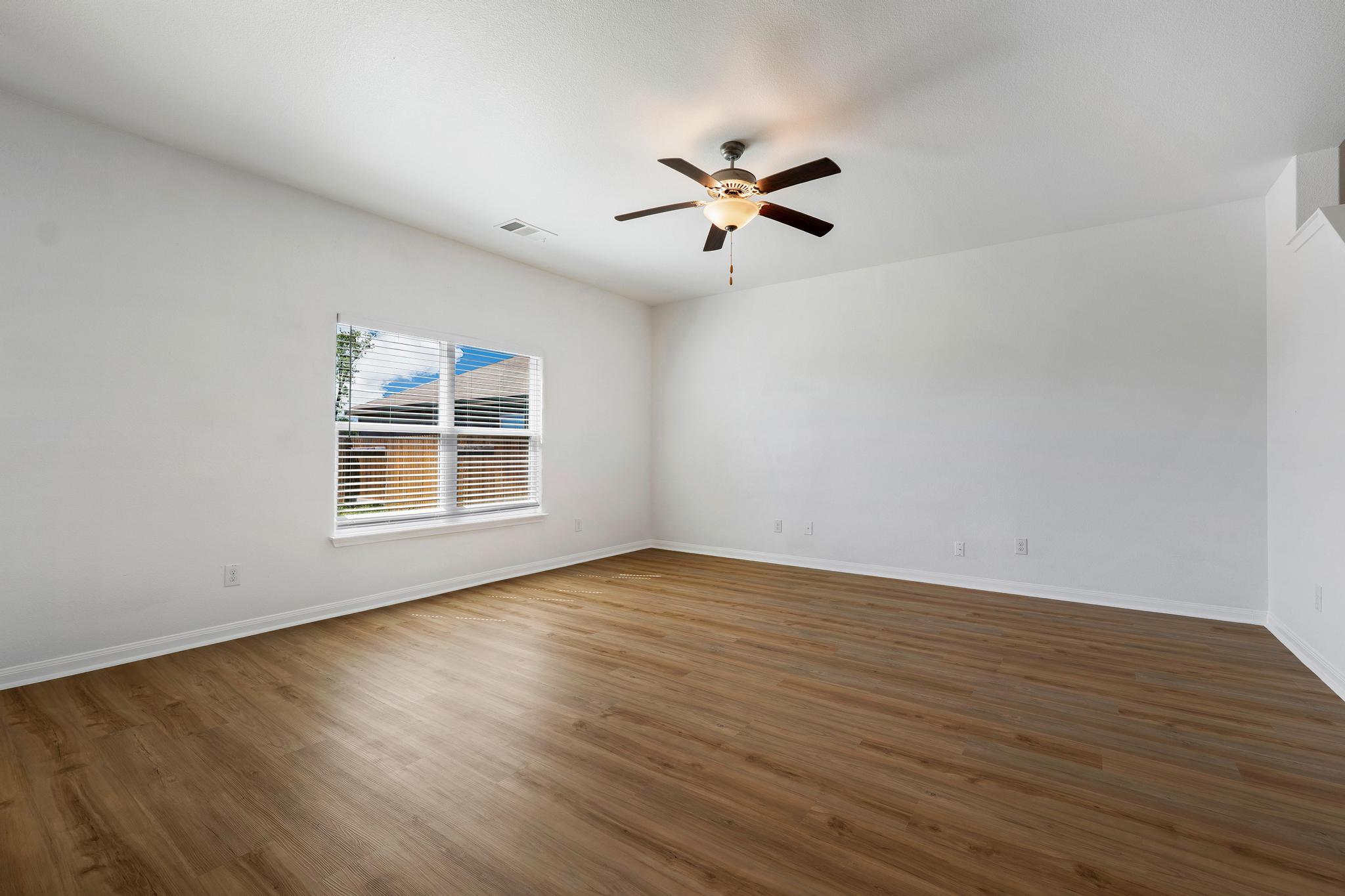 317 Crescent Park Dr, Jarrell, TX 76537