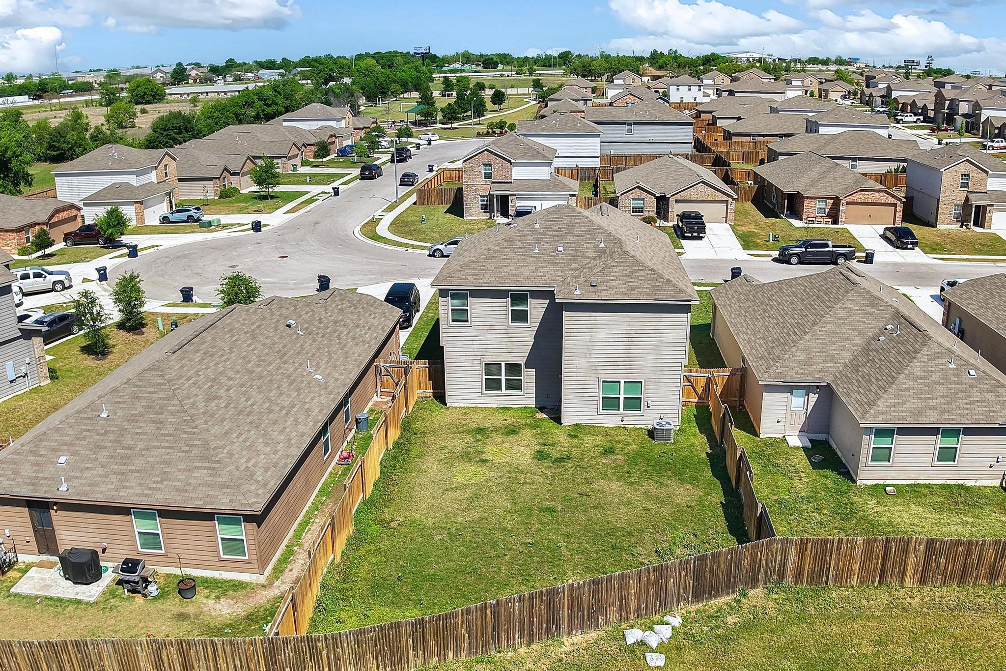 317 Crescent Park Dr, Jarrell, TX 76537