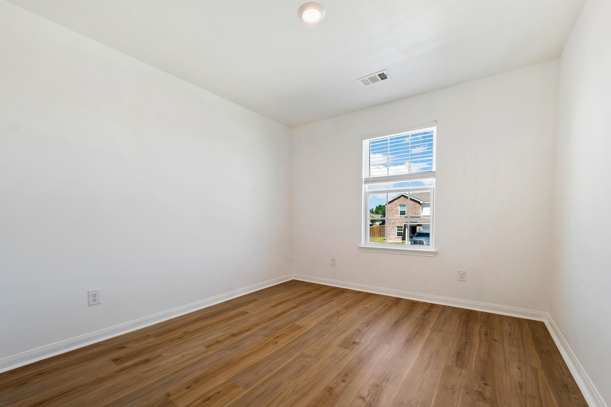 317 Crescent Park Dr, Jarrell, TX 76537