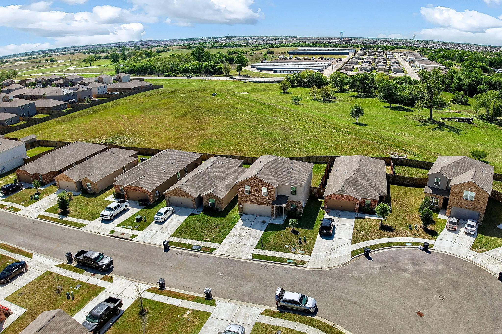 317 Crescent Park Dr, Jarrell, TX 76537