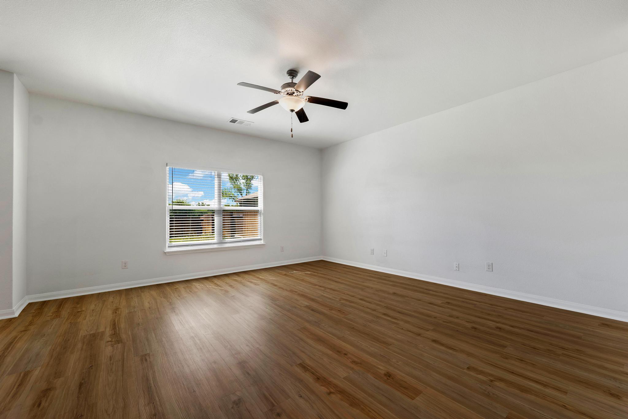 317 Crescent Park Dr, Jarrell, TX 76537