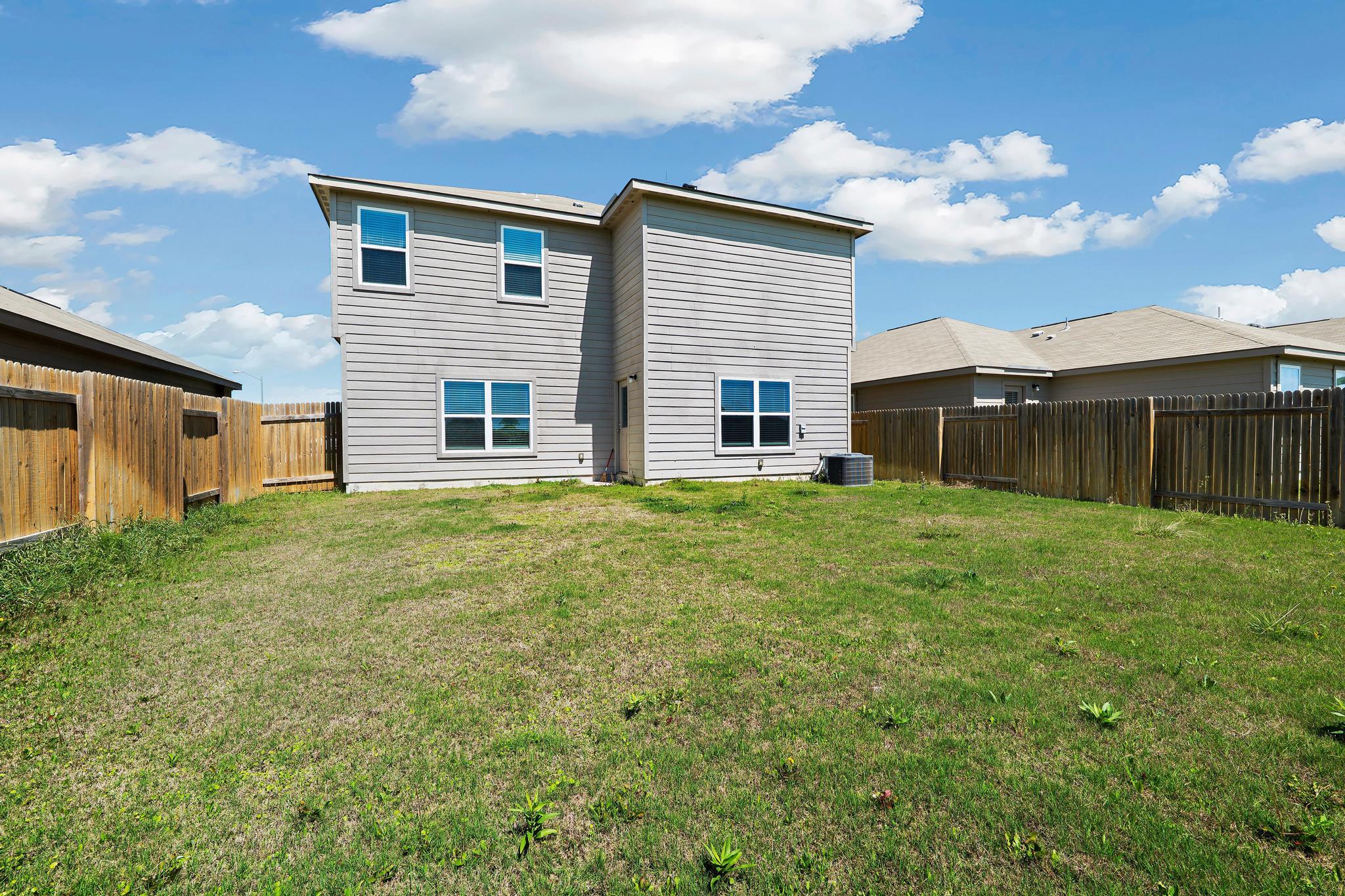 317 Crescent Park Dr, Jarrell, TX 76537