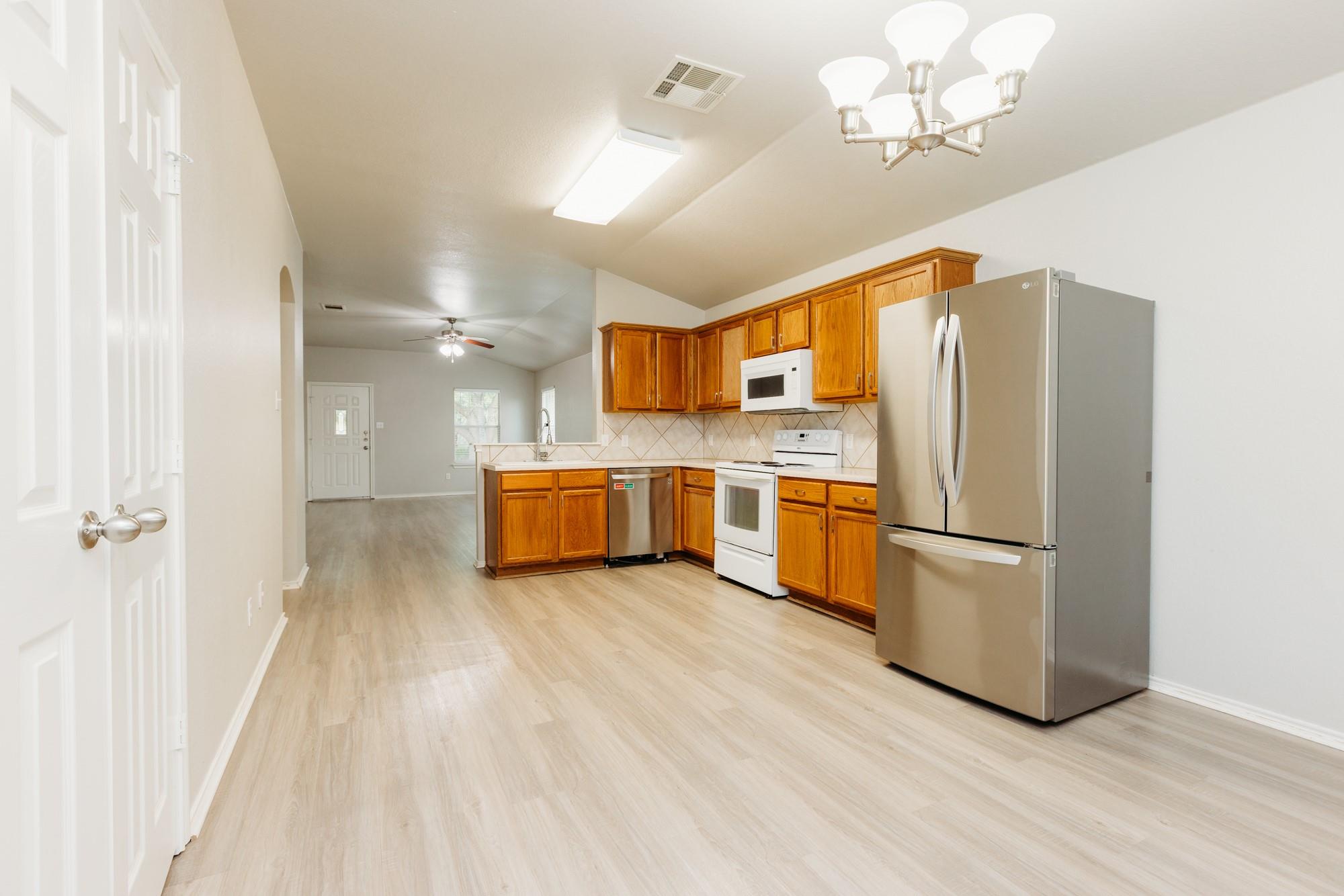 225 Mossy Rock Dr, Hutto, TX 78634