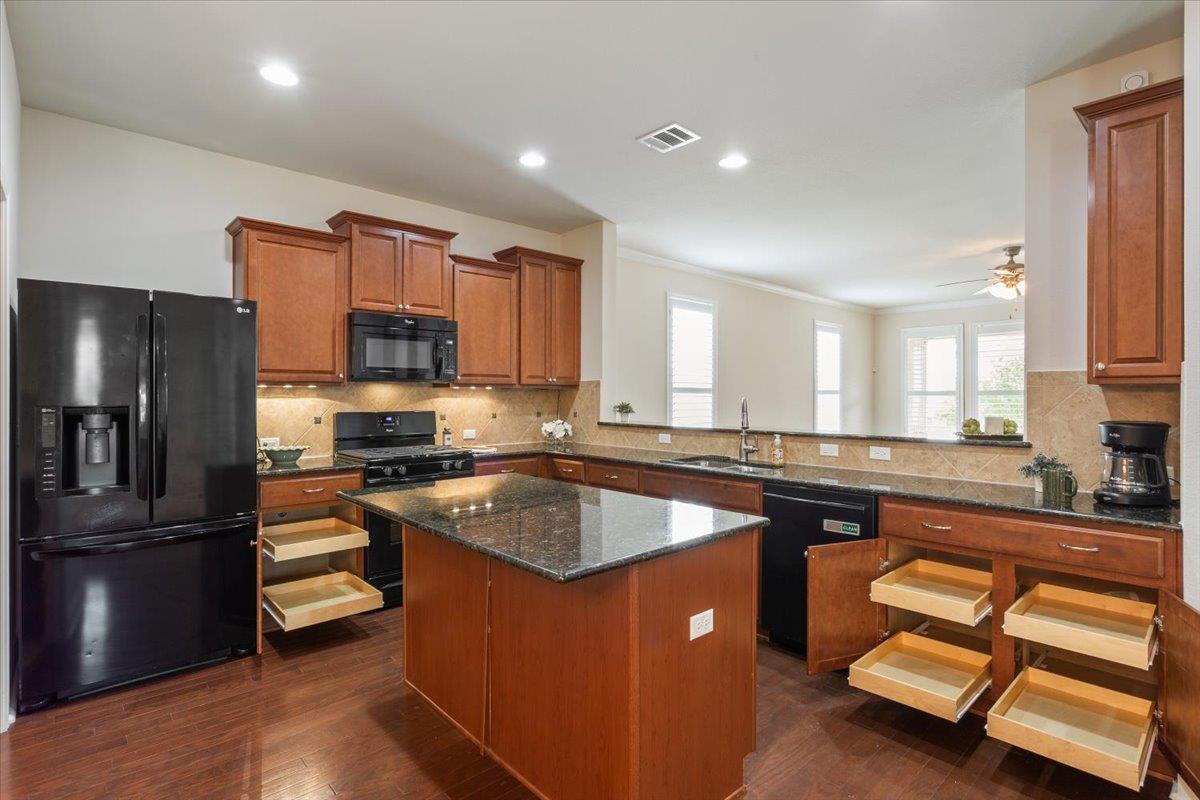 905 Mount Locke Ct, Georgetown, TX 78633