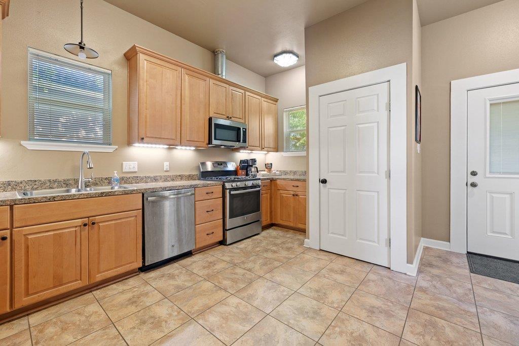 314 and 312 W 3rd St, Taylor, TX 76574