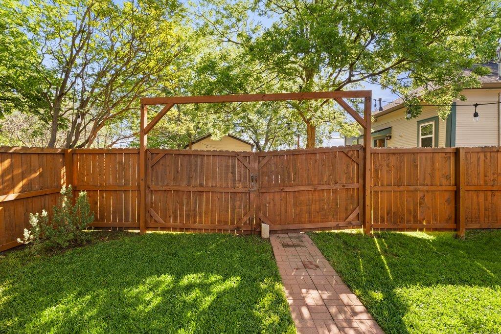 314 and 312 W 3rd St, Taylor, TX 76574