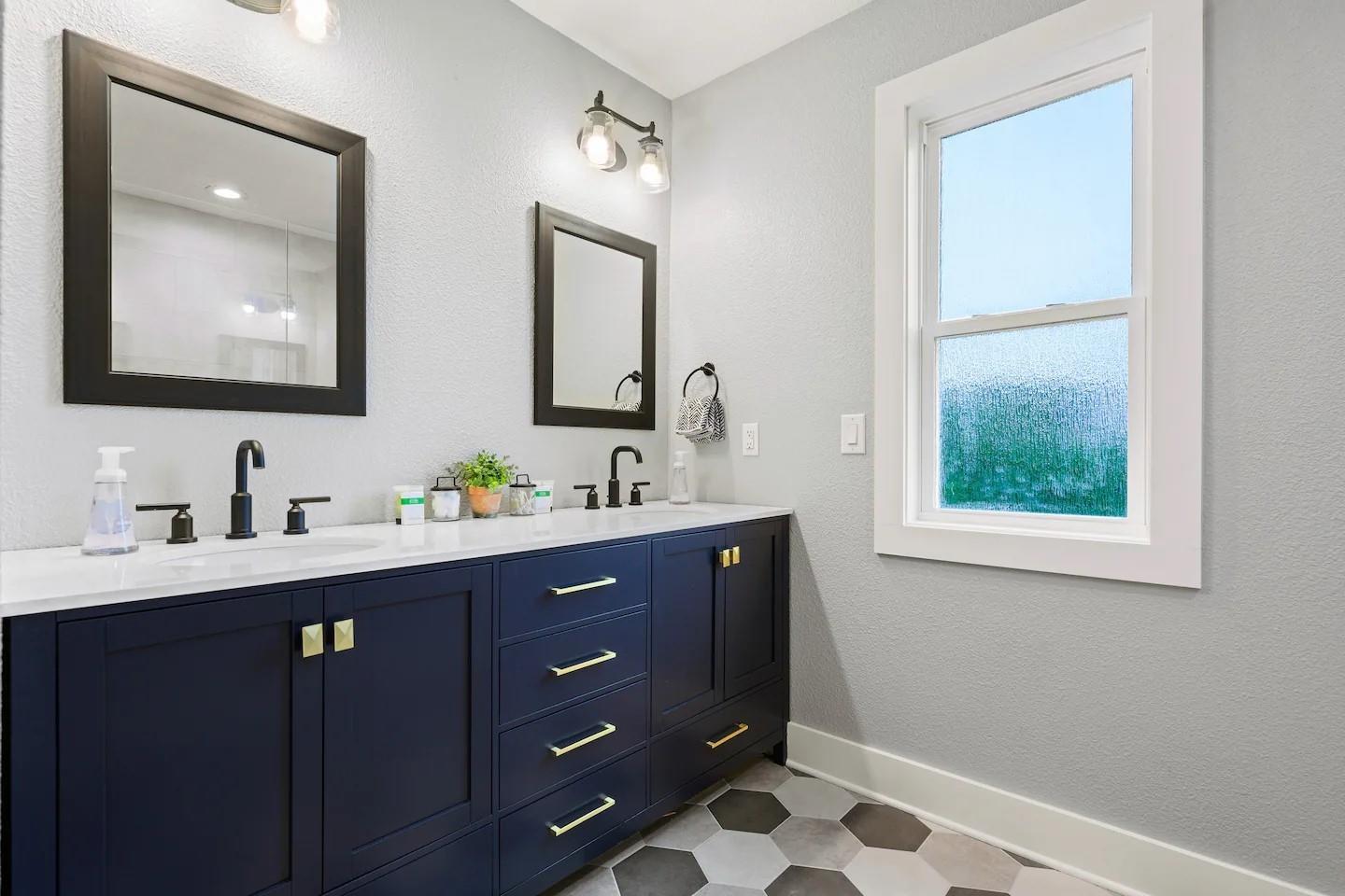 3700 N Hideaway Ln, Lago Vista, TX 78645