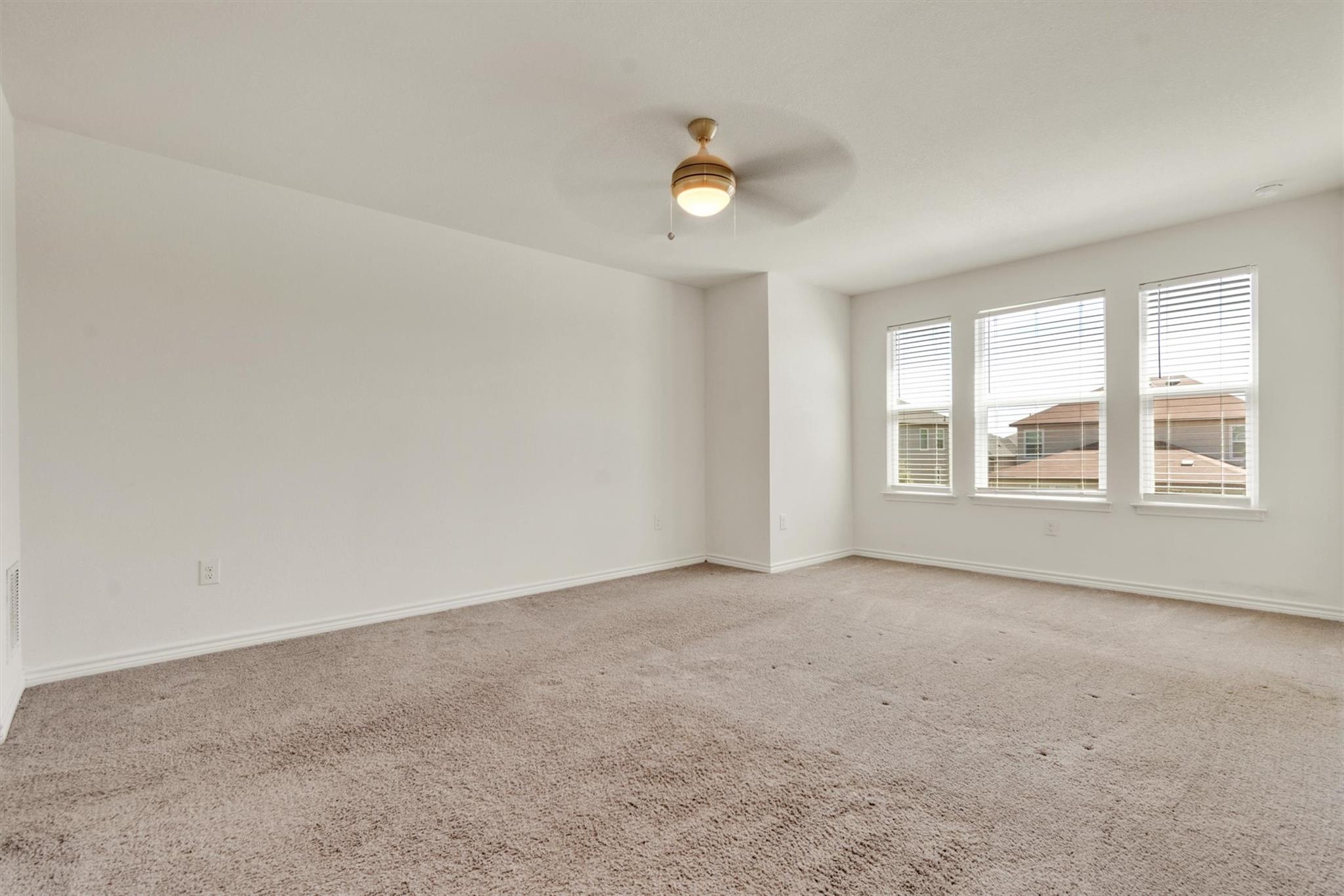 401 Briarfield Dr, Seguin, TX 78155