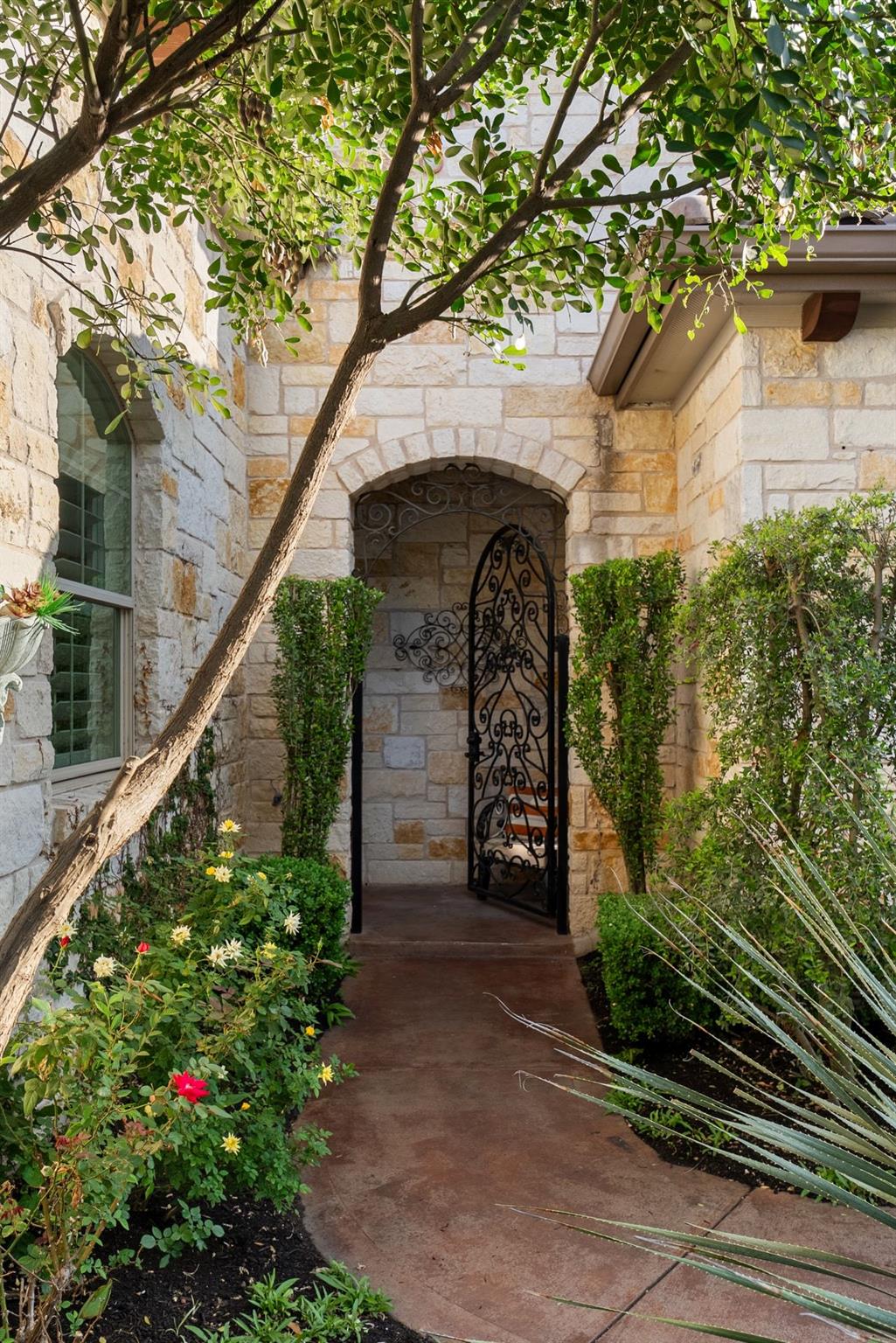 209 Rocky Coast Dr, Lakeway, TX 78738