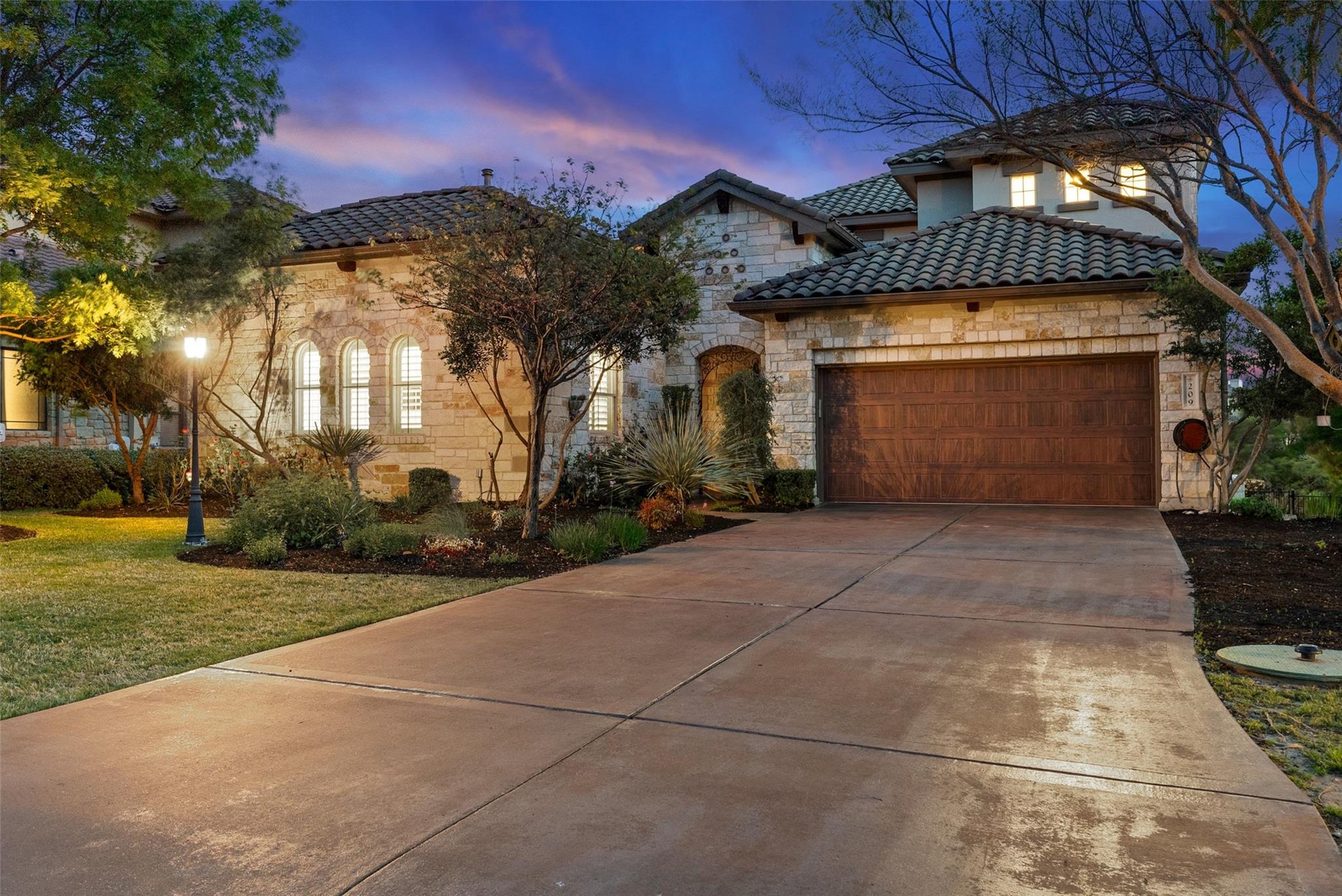 209 Rocky Coast Dr, Lakeway, TX 78738