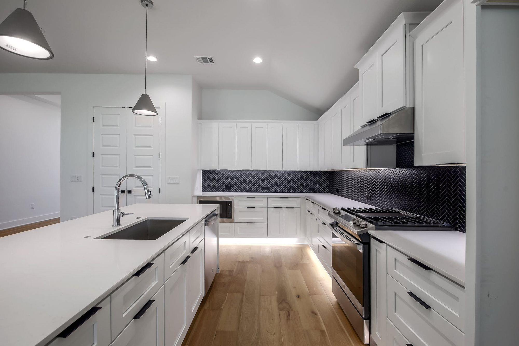 8302 Kromer St, Austin, TX 78757