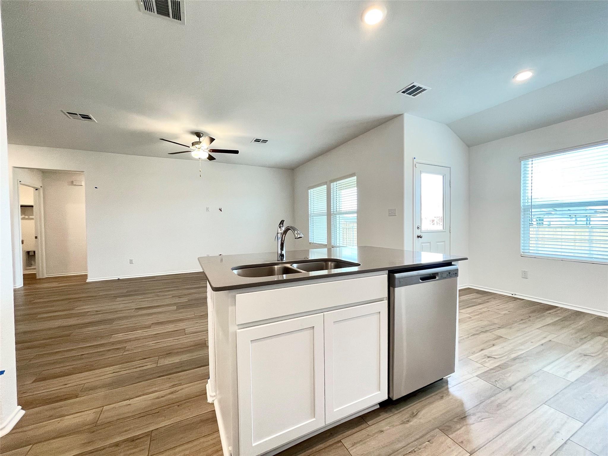 215 Magione Cir, Hutto, TX 78634