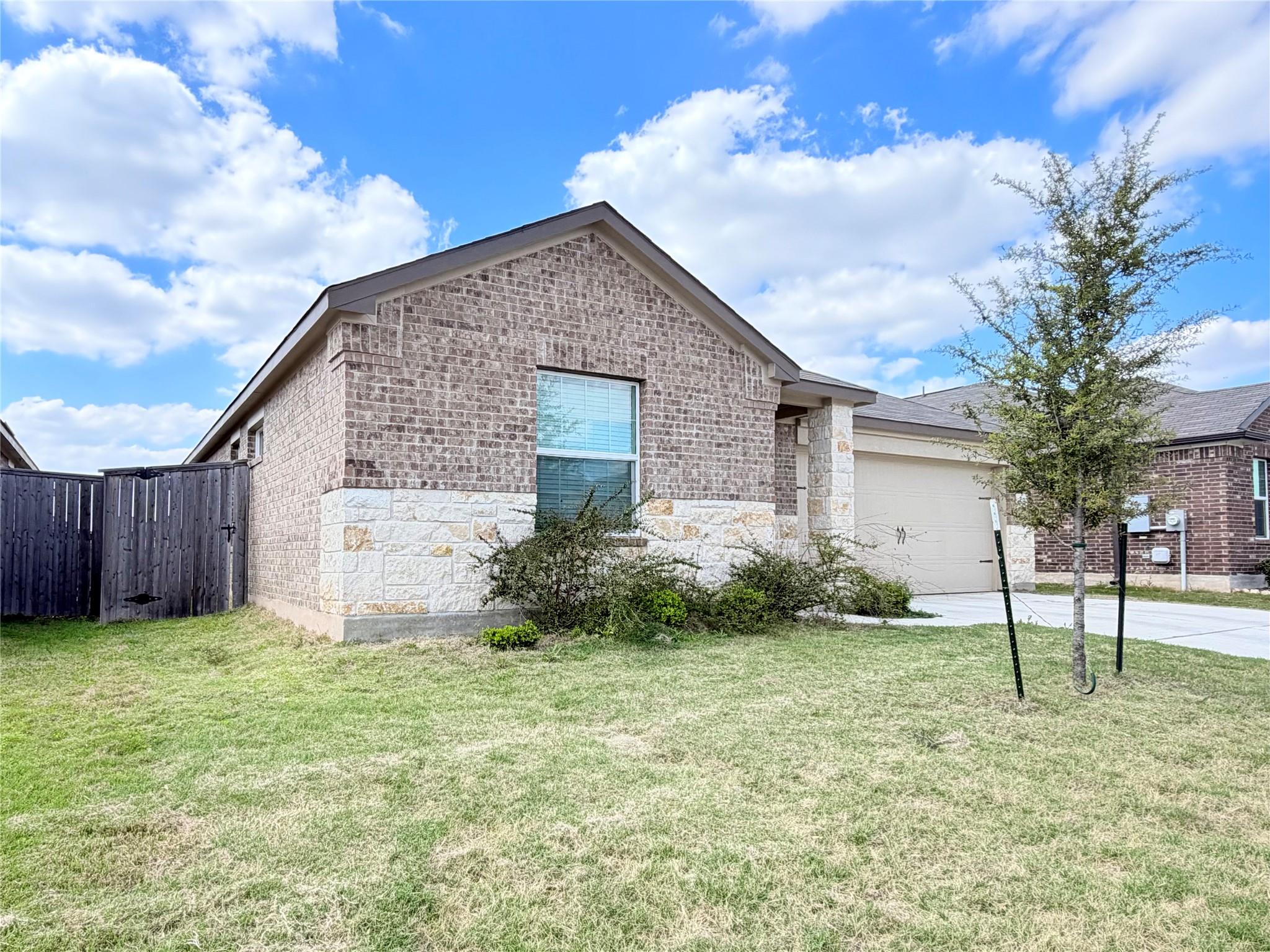 215 Magione Cir, Hutto, TX 78634