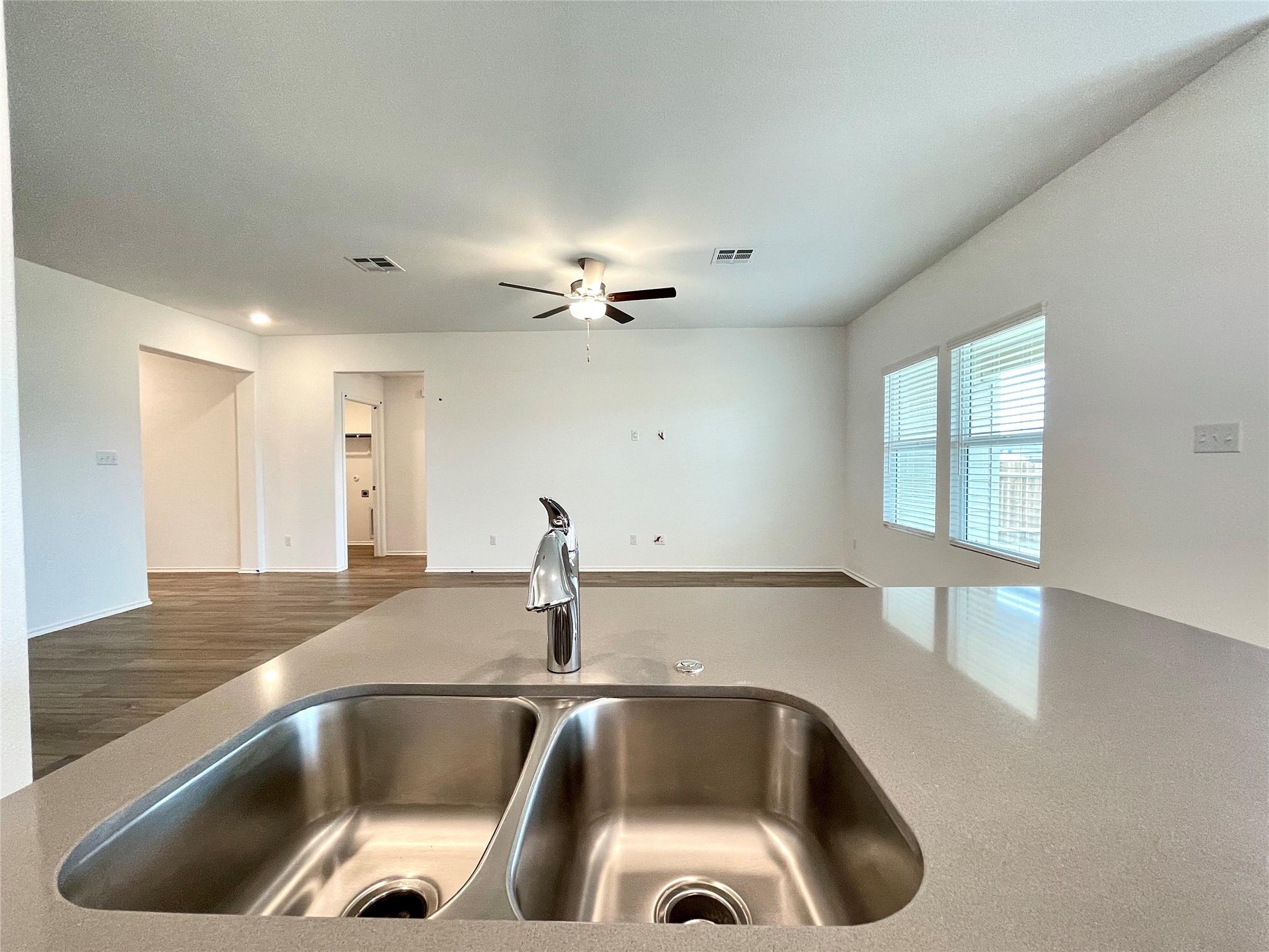 215 Magione Cir, Hutto, TX 78634